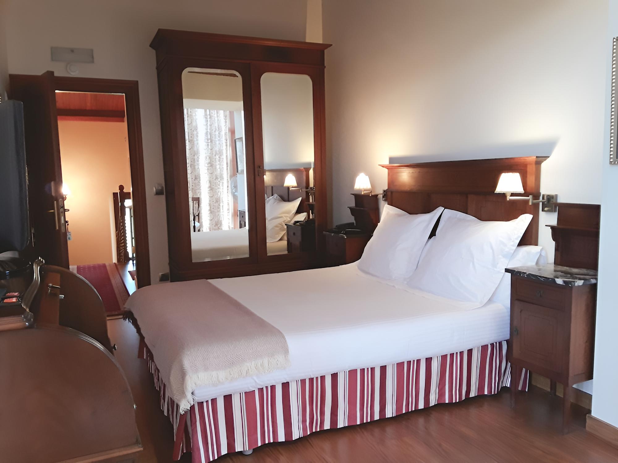Gallery Double Room, Mountain View photo 3
