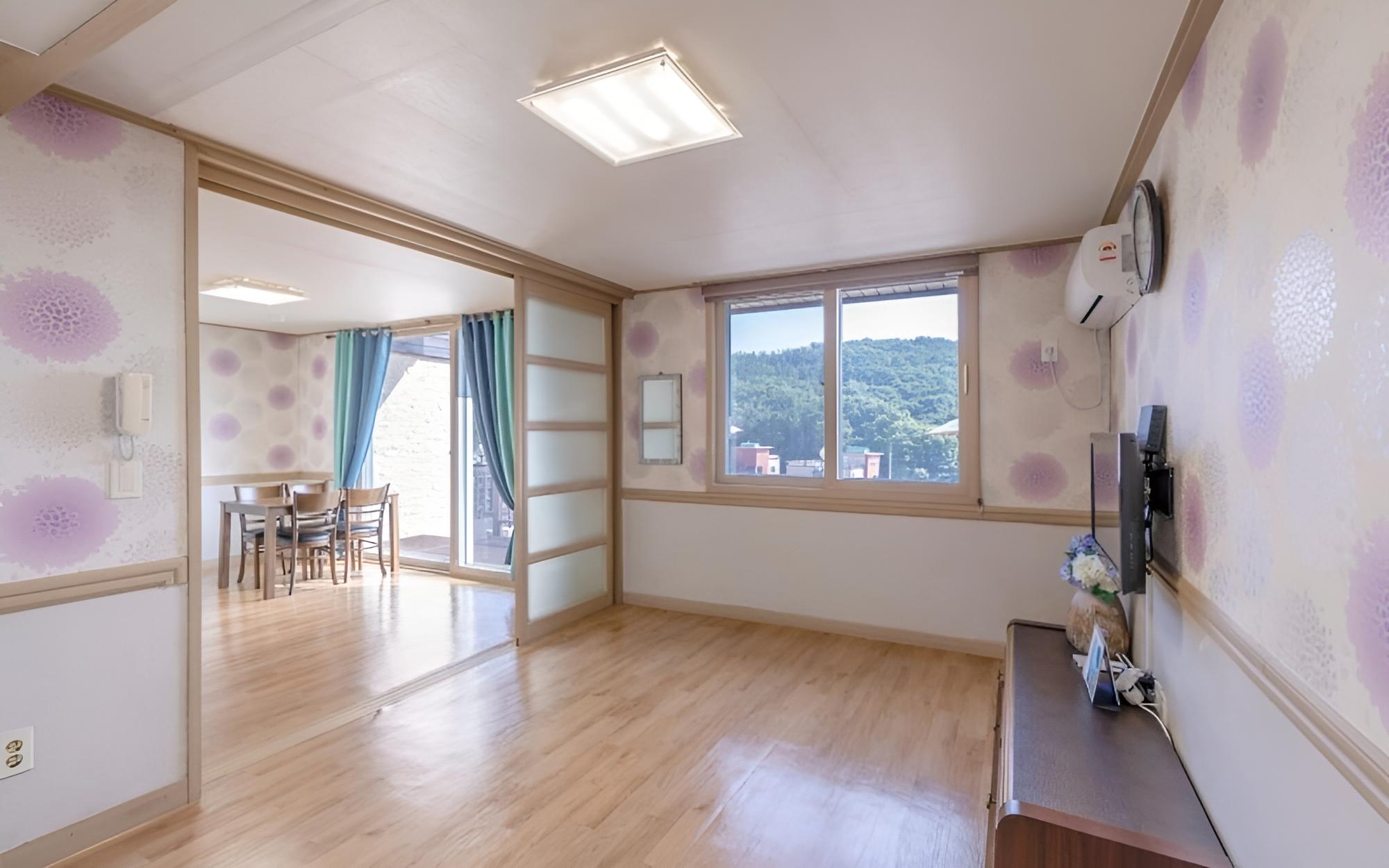Room (Lily)