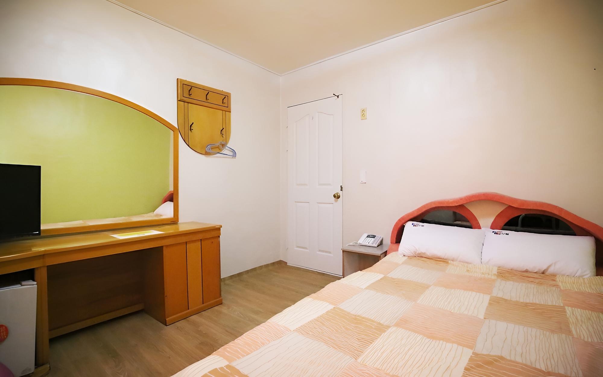 Room (Cheap bed room) photo 1