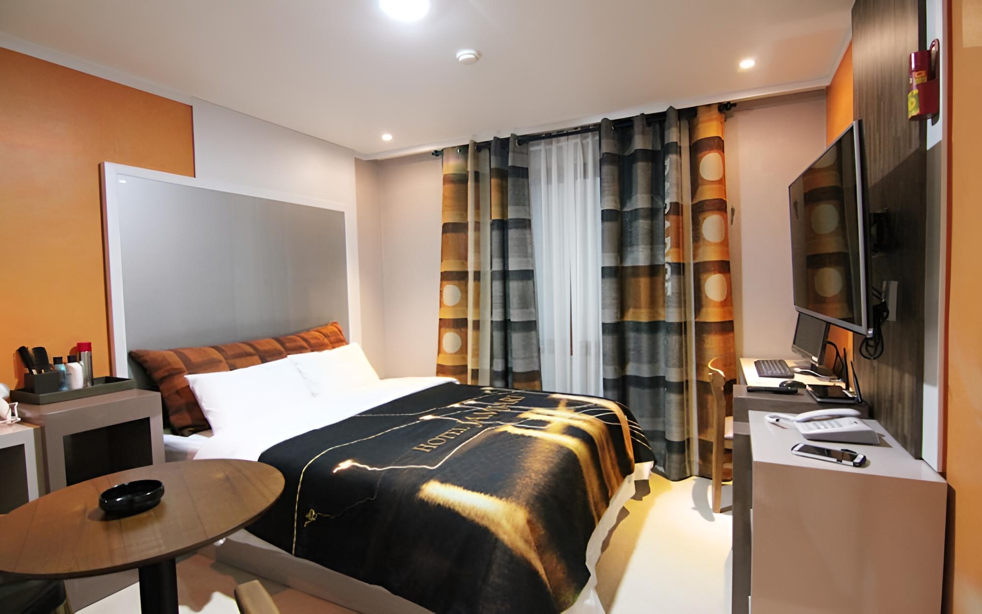 Room (Late Check-out Room (Check-out at 16:)