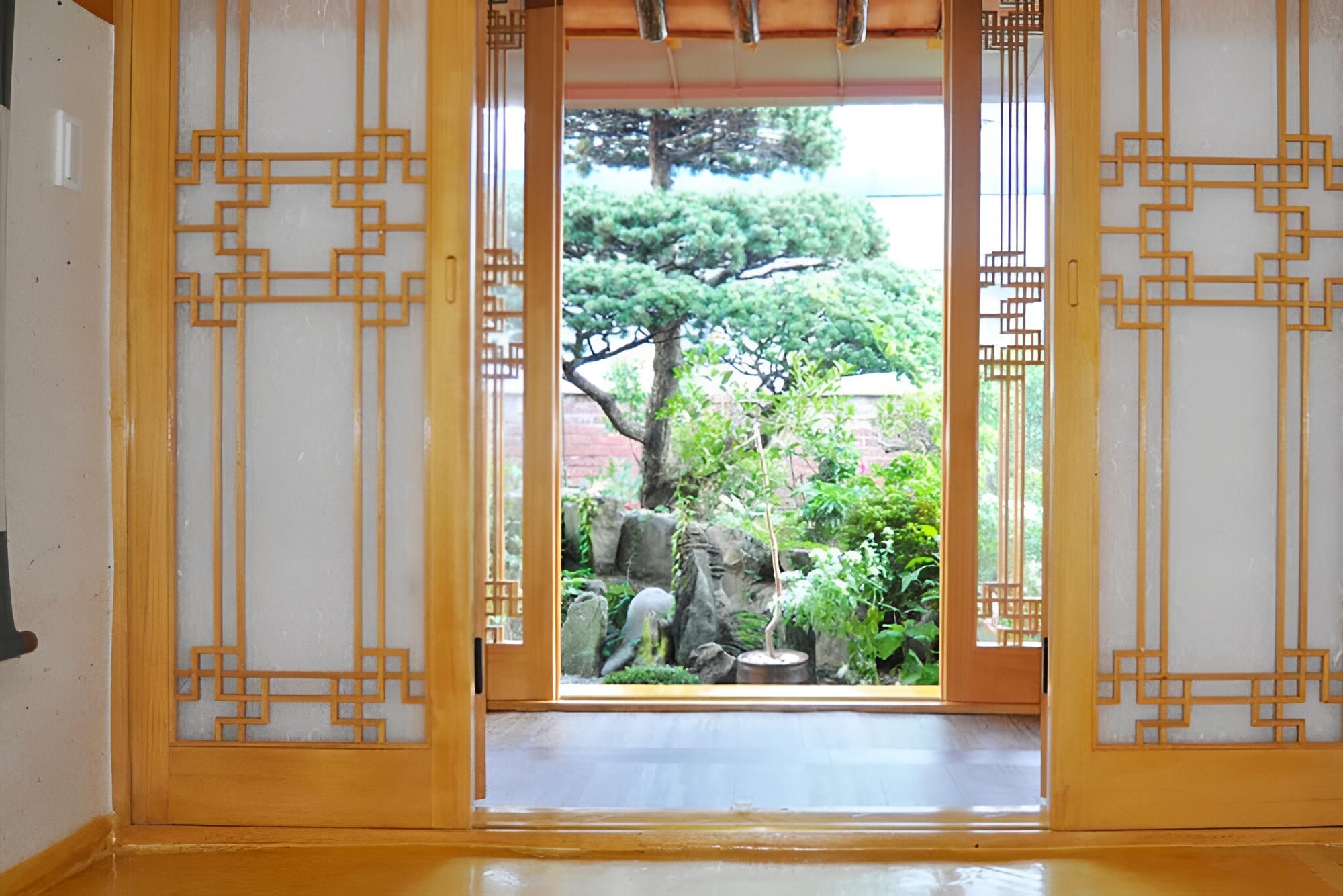 Room (Tiffany in summer)