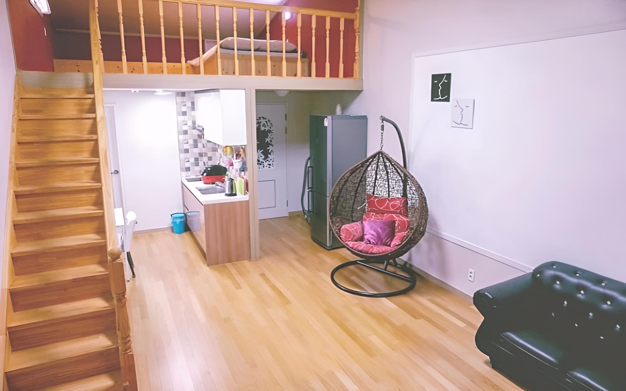 Room (73m Duplex Type (modern red room))
