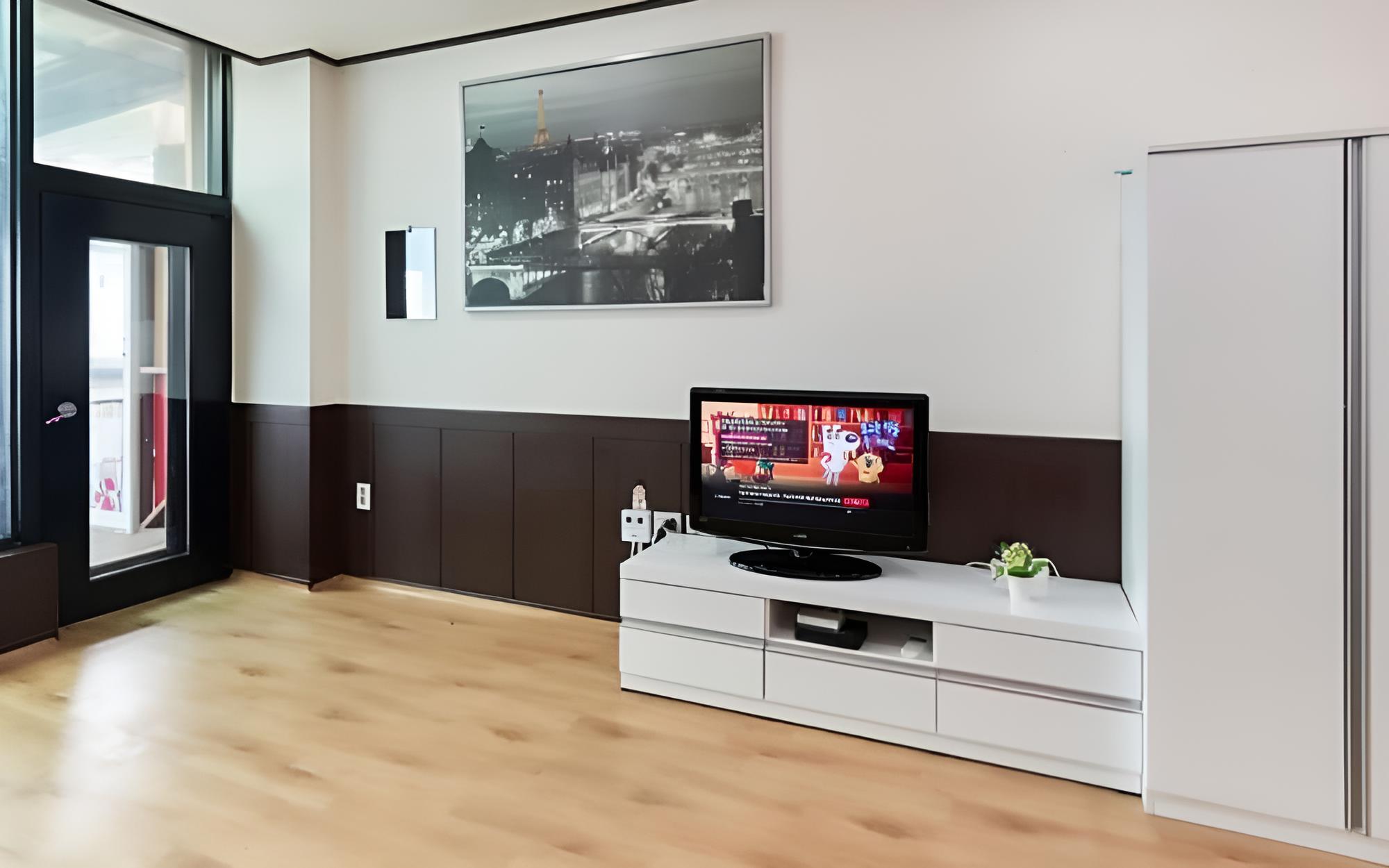 Room (Room 104)