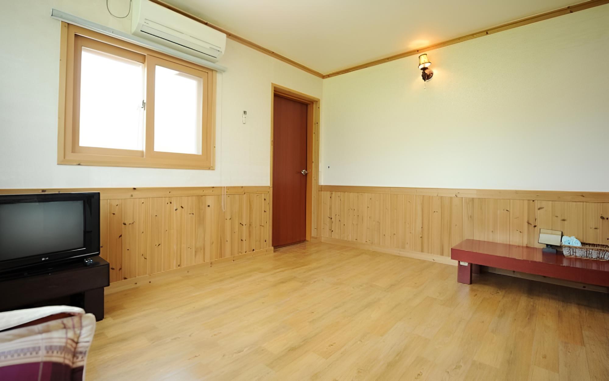 Room (Plum)
