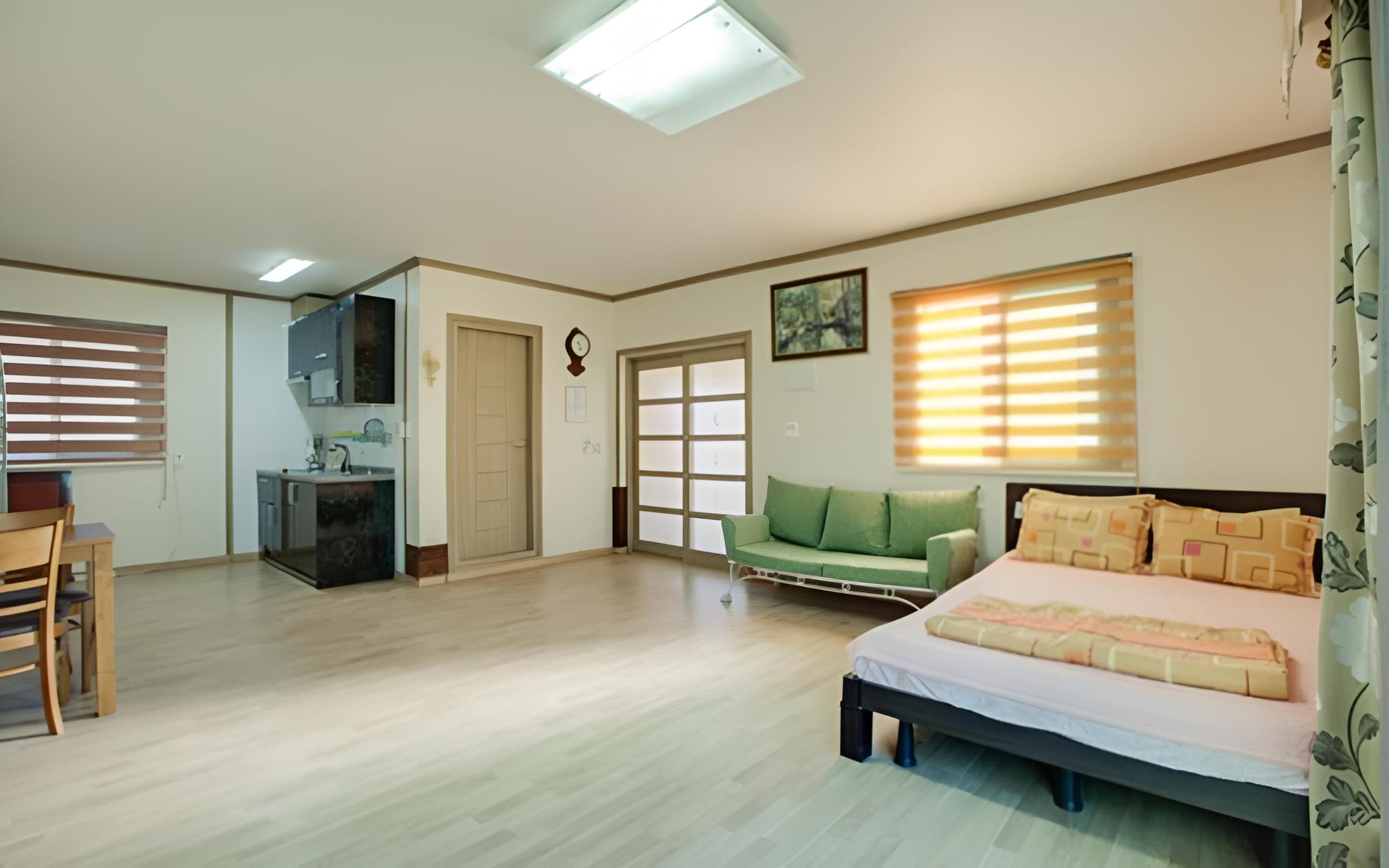 Room (Room 102 (large studio)) - Photo 3