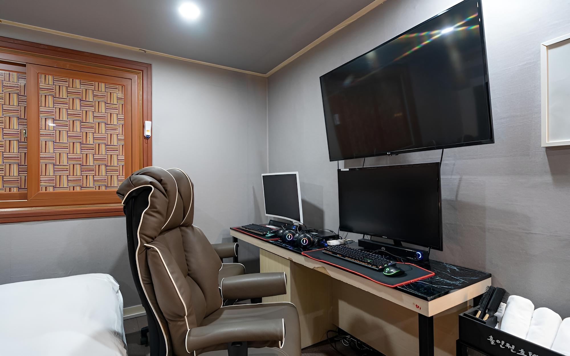Room (Couple PC-Exclusive Room (144hz Curve)