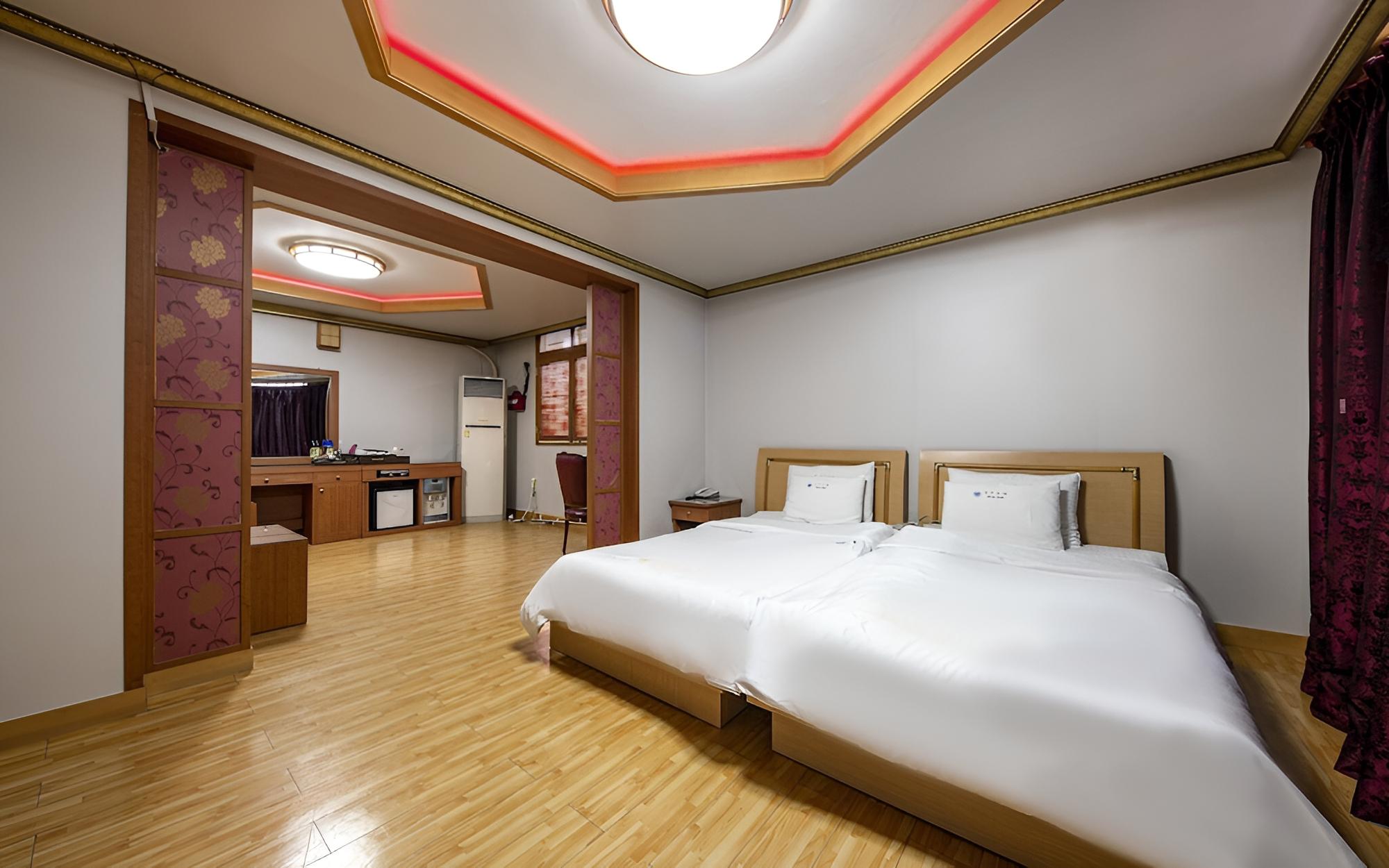 Room (Suite)