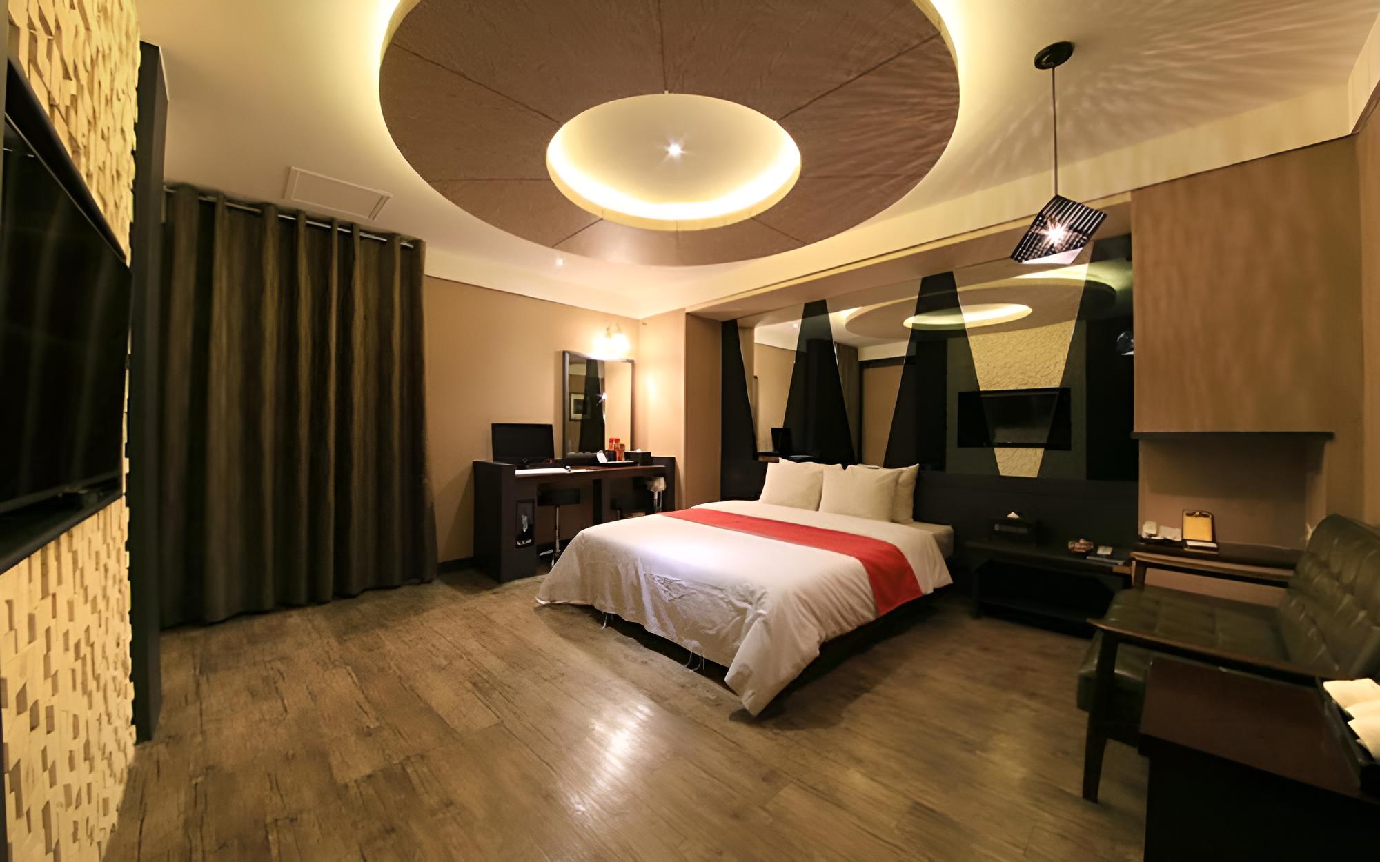 Room (Premium B (High Performing Couple PC))