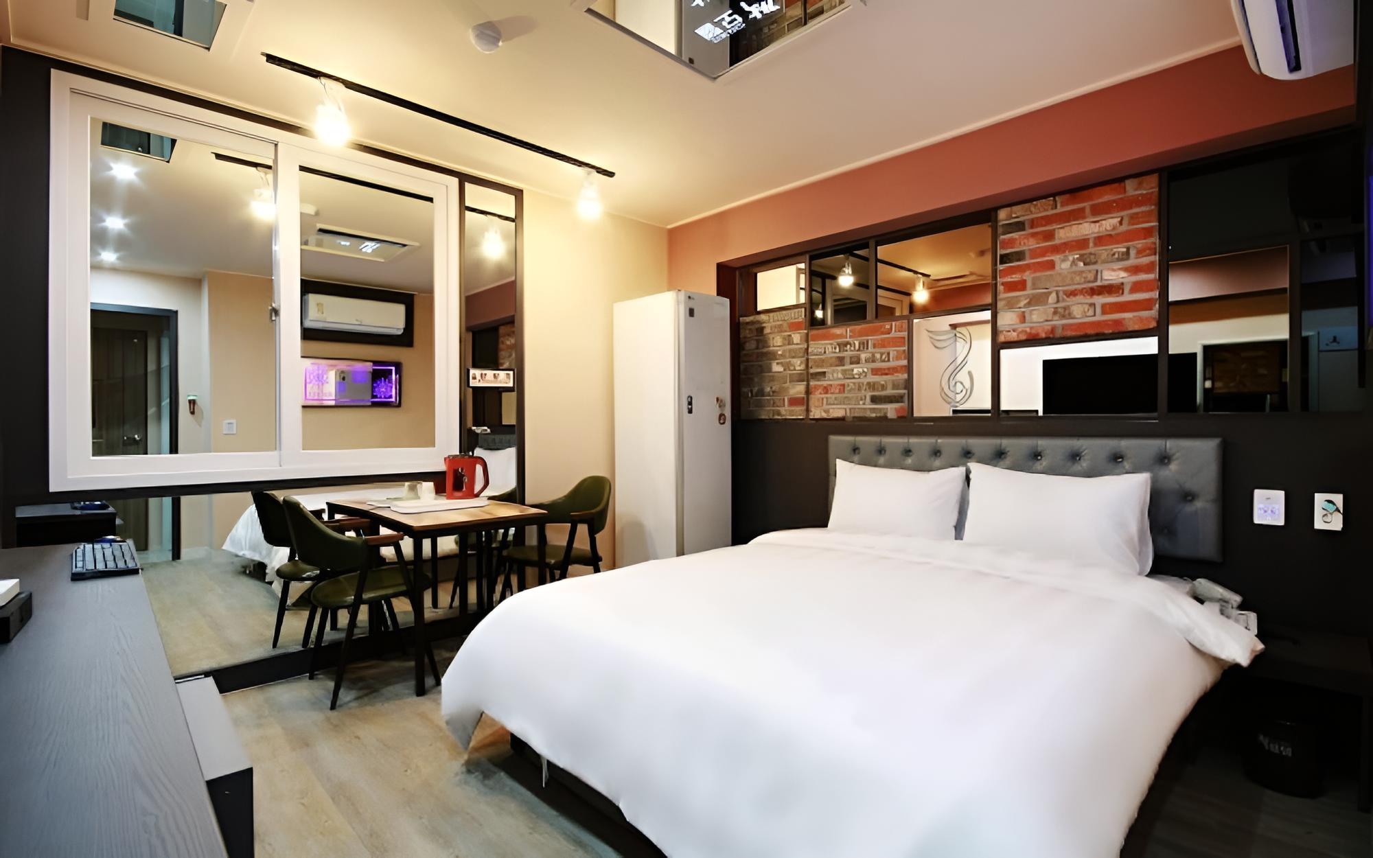Room (Premium) - Photo 1