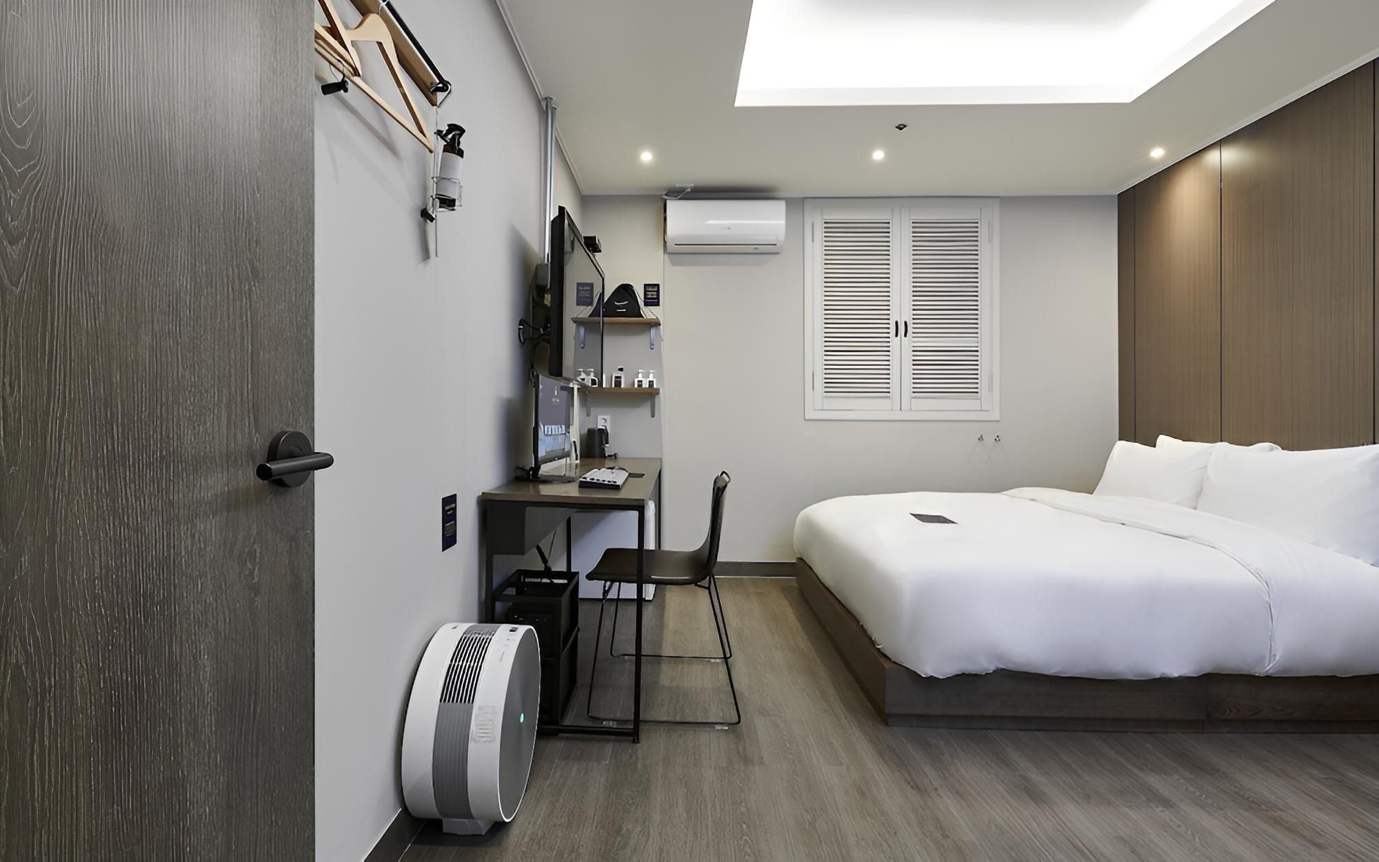 Room (Standard-No Parking (Netflix King Bed)