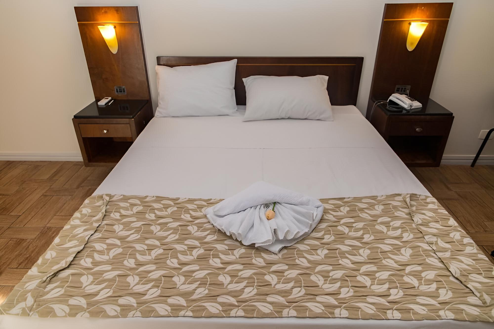 Quarto com cama de casal para duas pessoas
