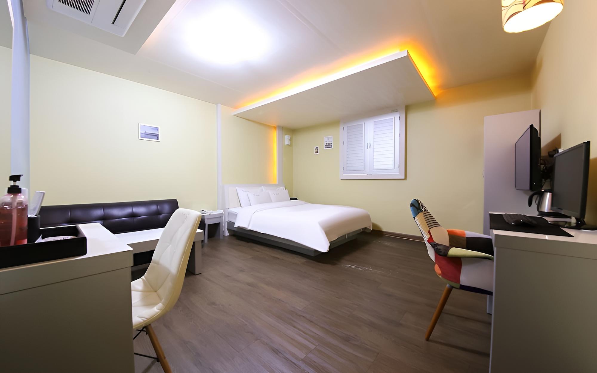 Room (General room (although Netflix is ava)