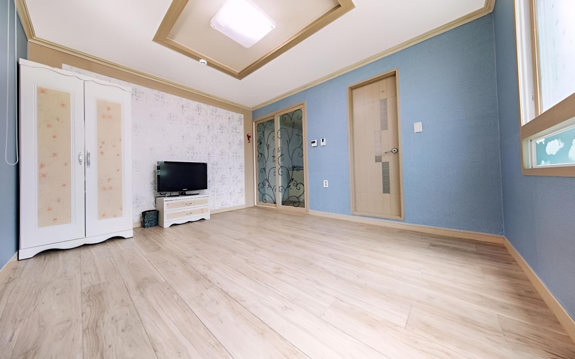 Room (Room 102 (Ondol))
