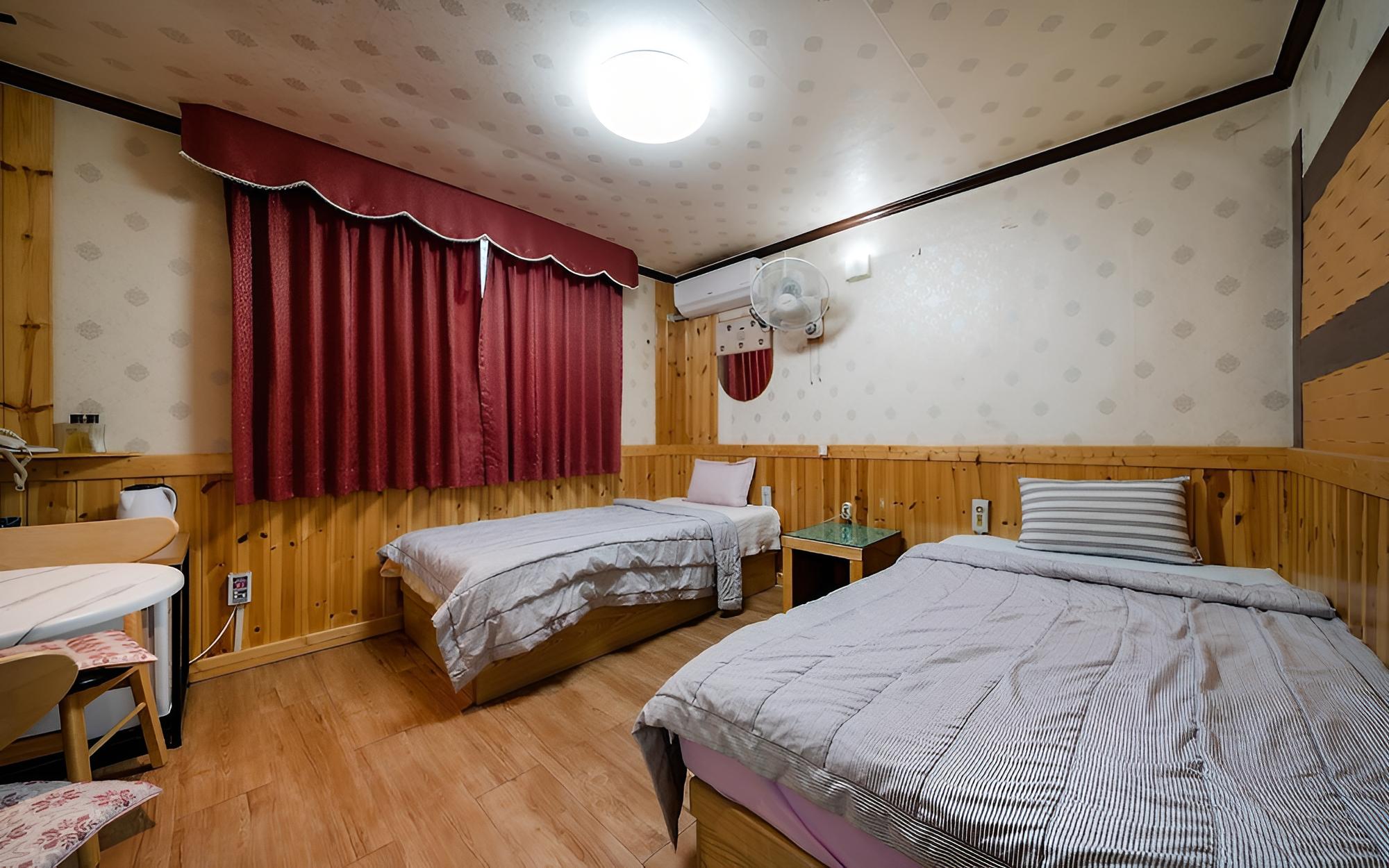 Room (Twin A) - Photo 3