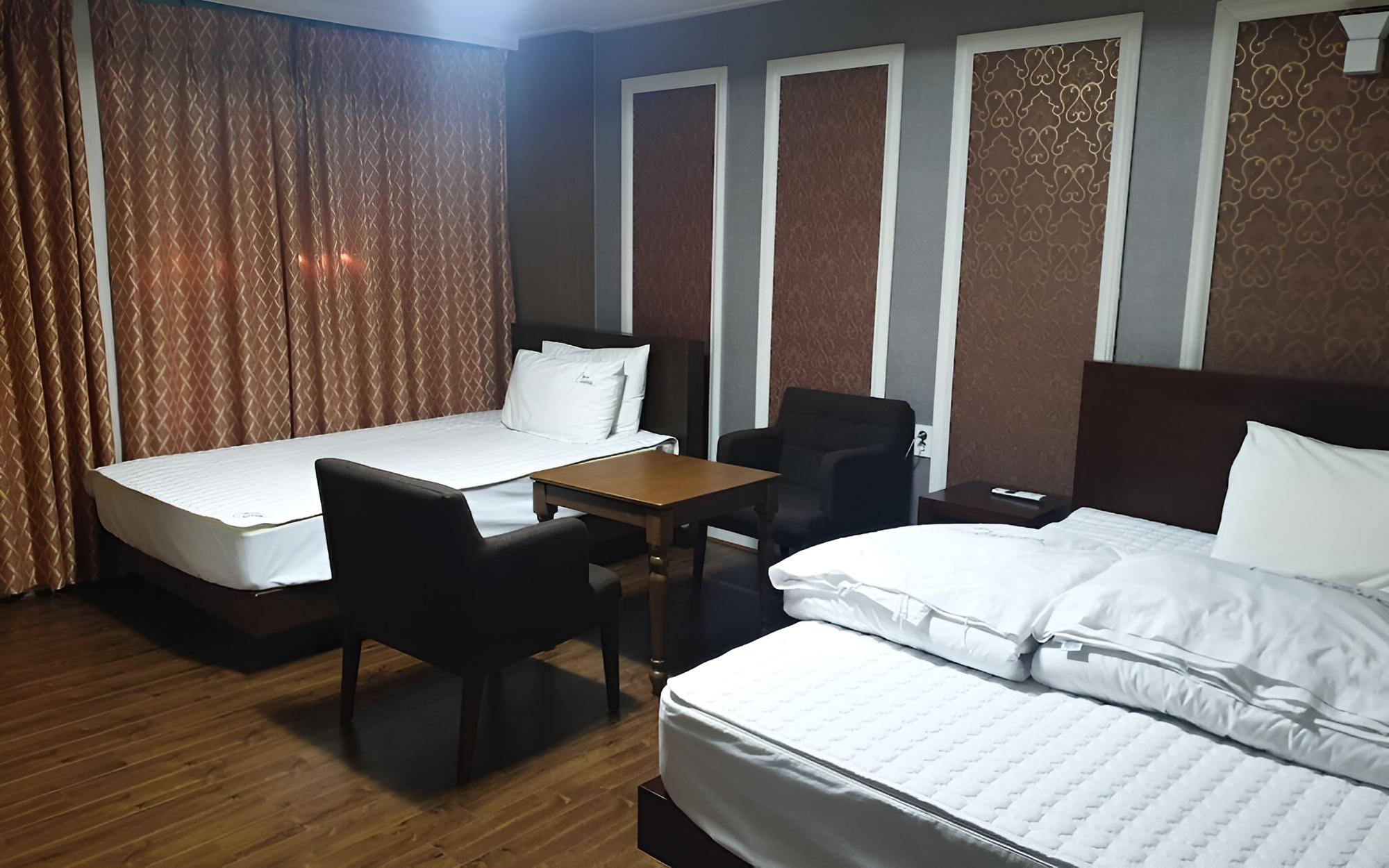 Room (Twin)