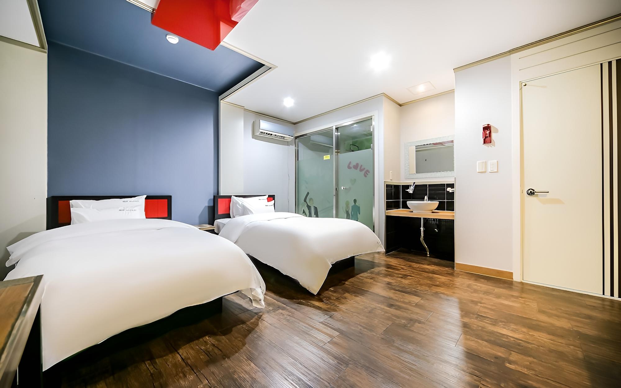 Room (Twin bed (Netflix & Watcha available))