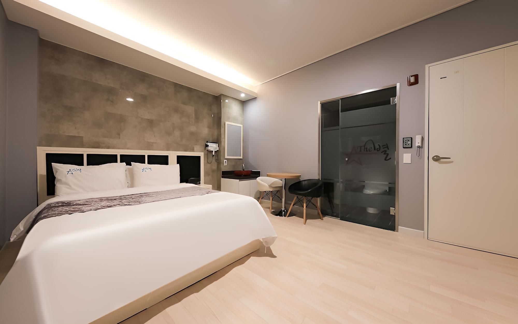 Room (Deluxe (65" UHDTV Netflix YouTub)
