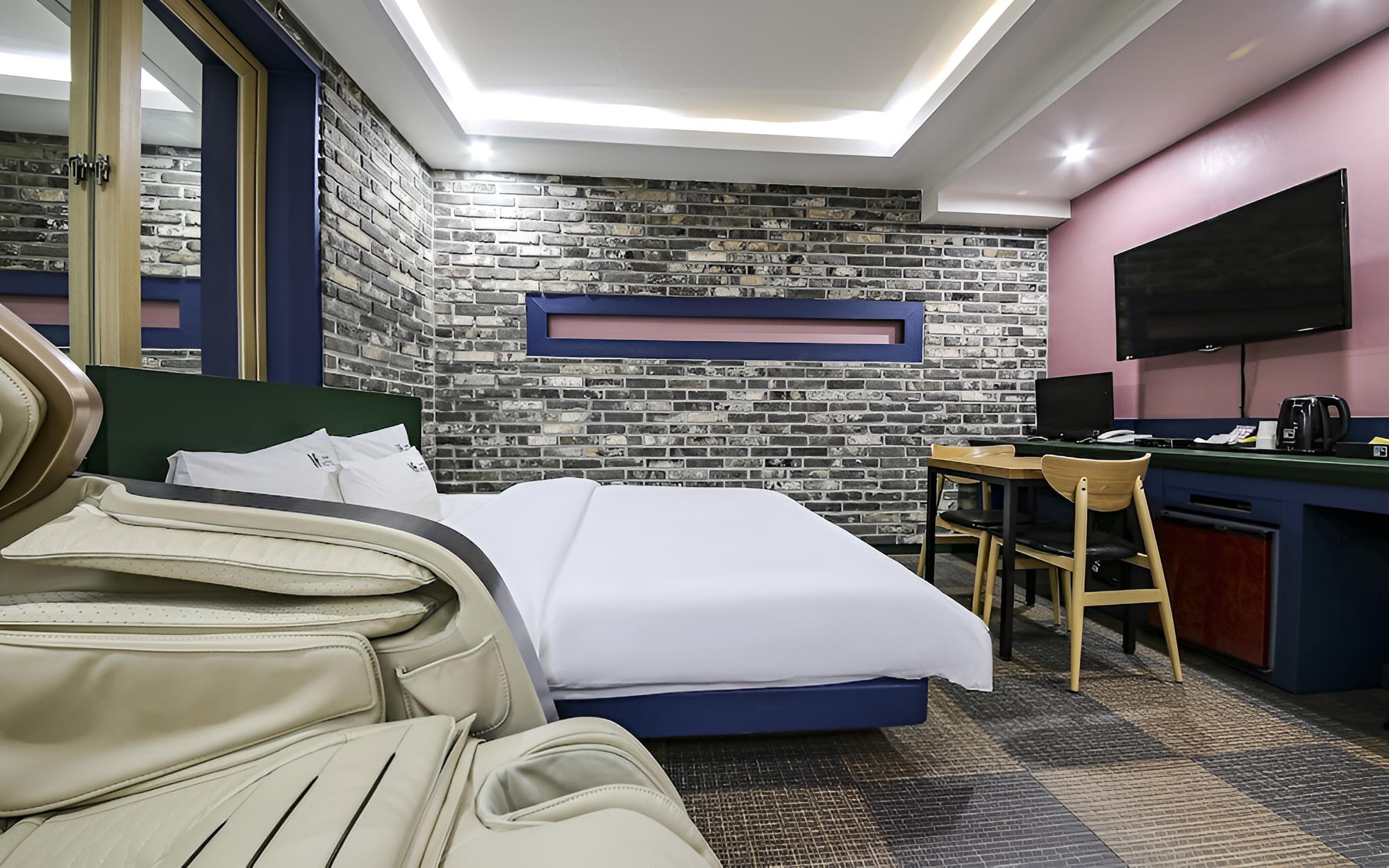 Room (Suite (Massage Chair OTT))