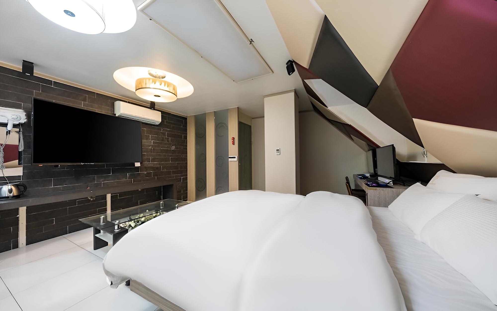 Room (Premium Room Random Assignment (OTT))