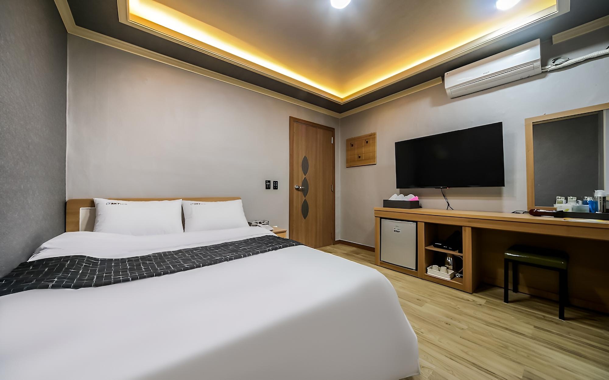 Room (Standard Room) - Photo 8