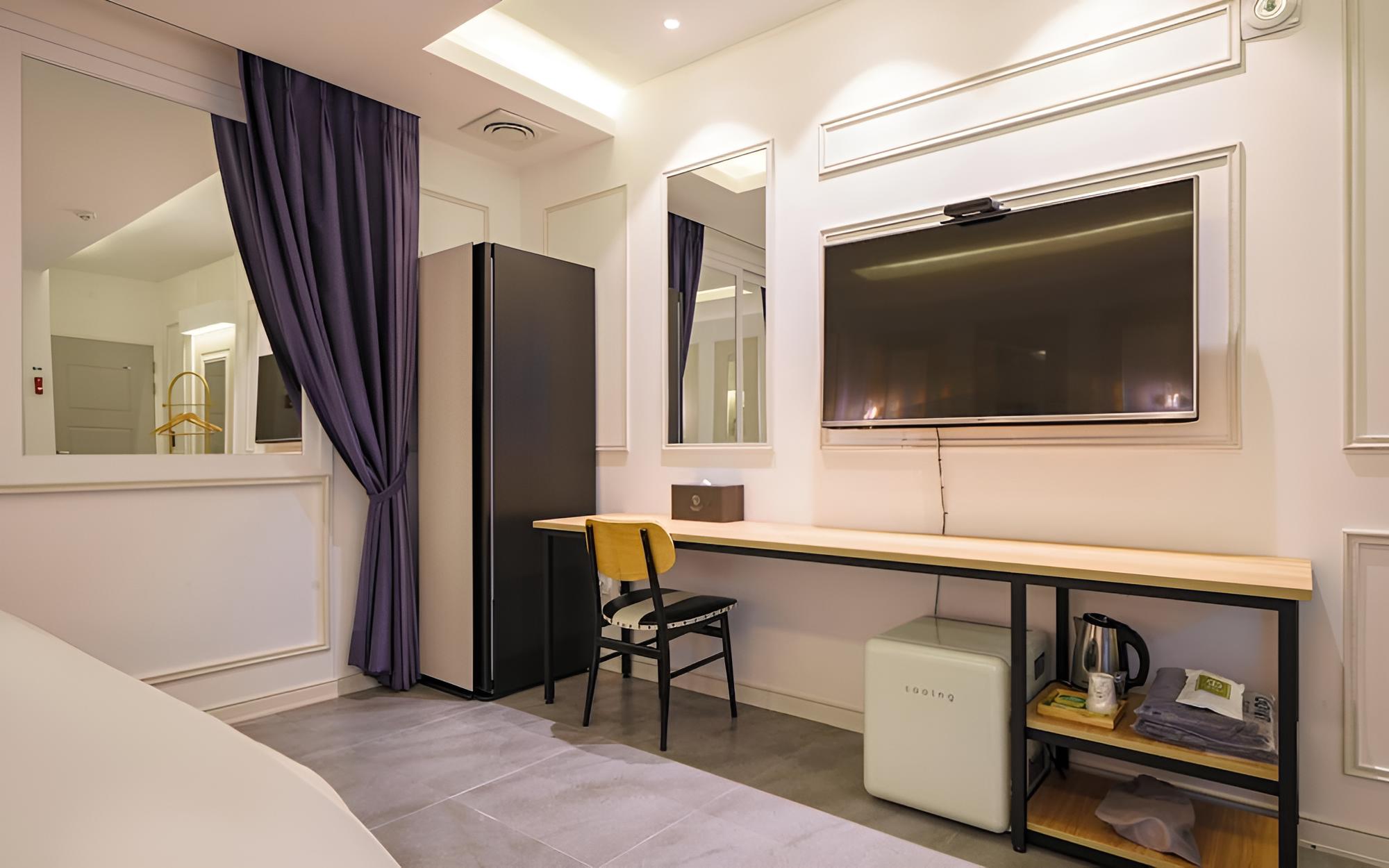Room (Suite (Styler Netflix Bathtub))