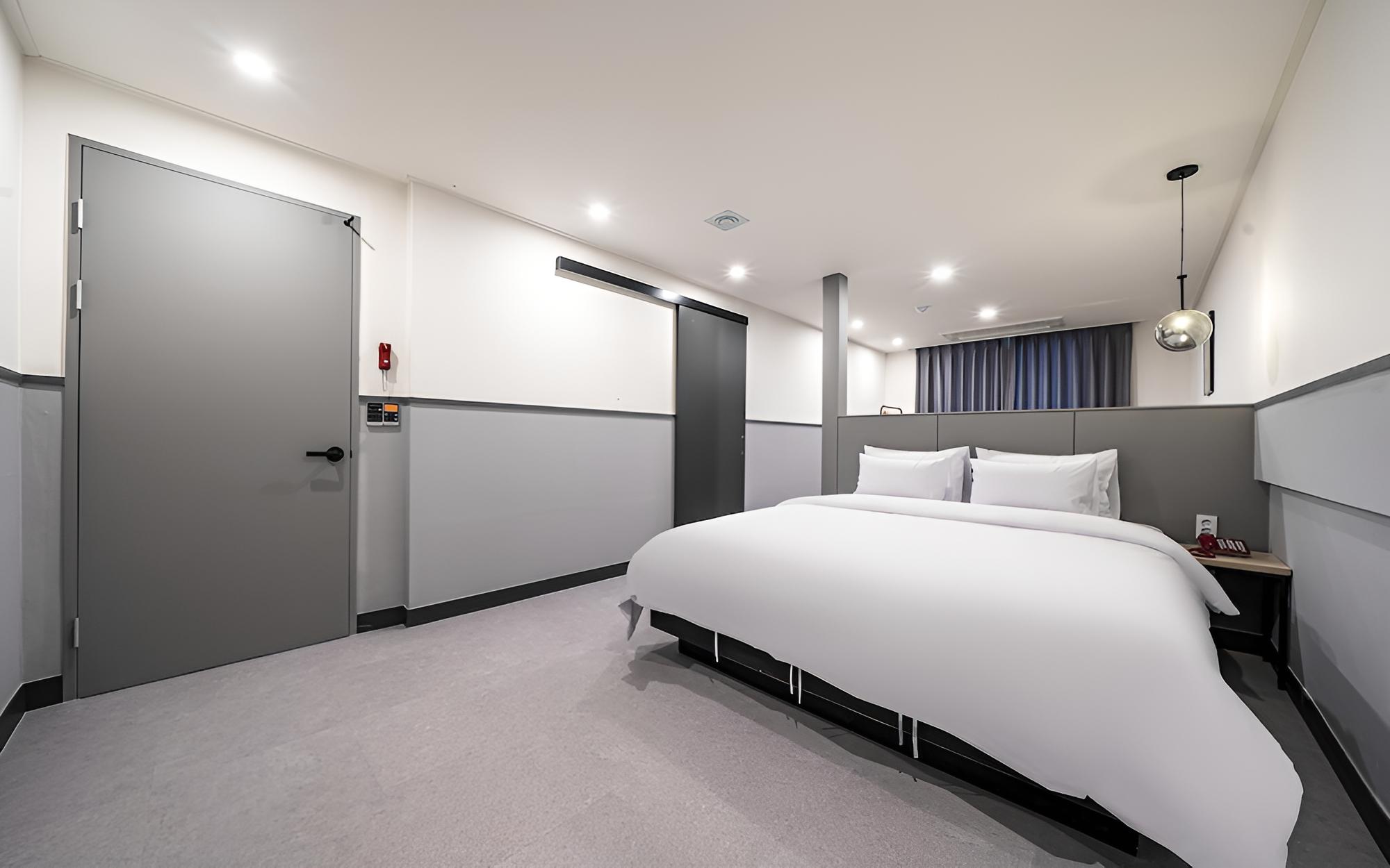 Room (Premium A (family bath/private living) photo 3