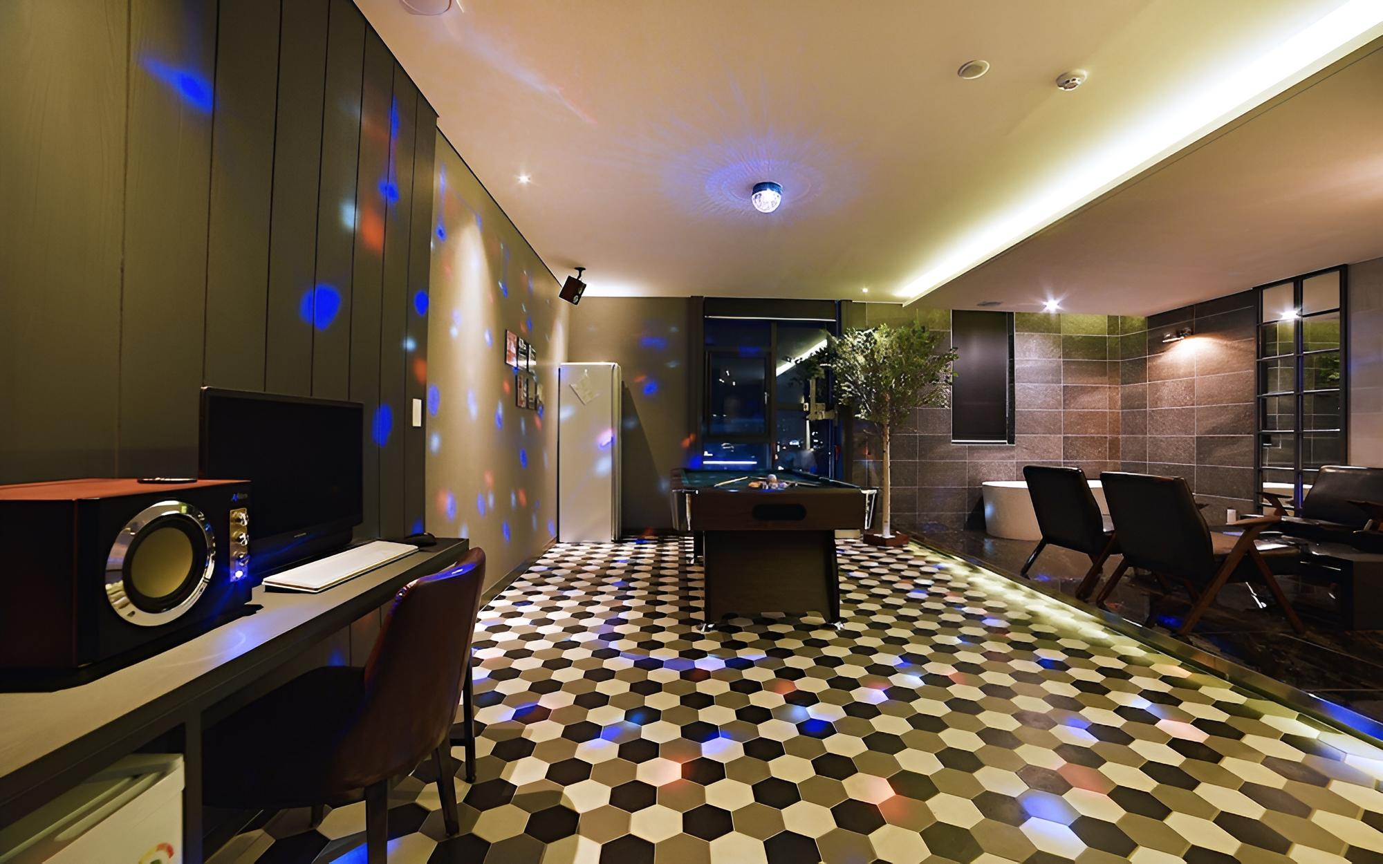 Room (Suite (Party billiard room styler equ) - Photo 14