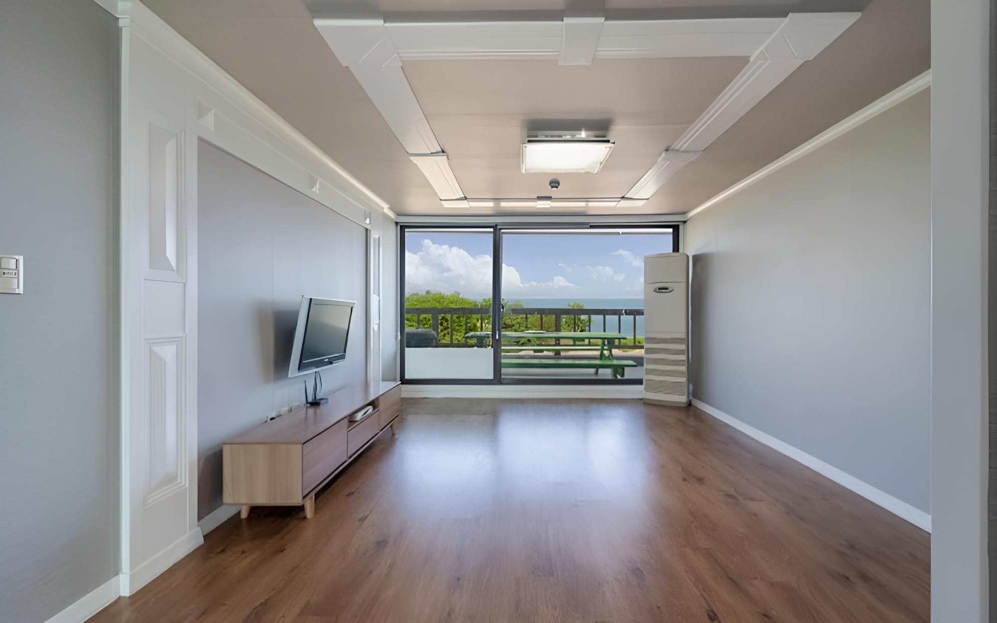 Room (Room 102 (Ocean View)-2F)