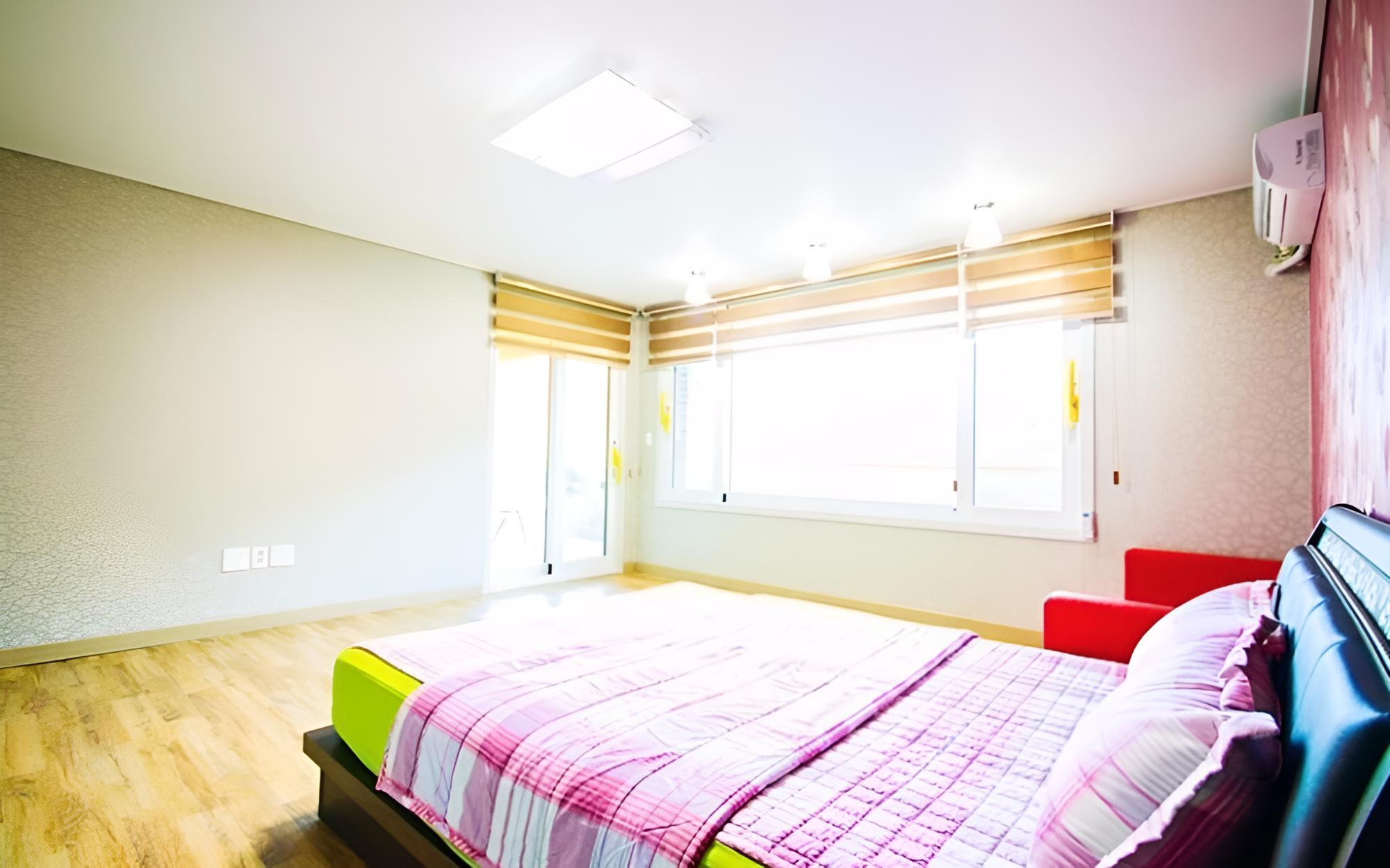 Room (Stag (Unshared House))