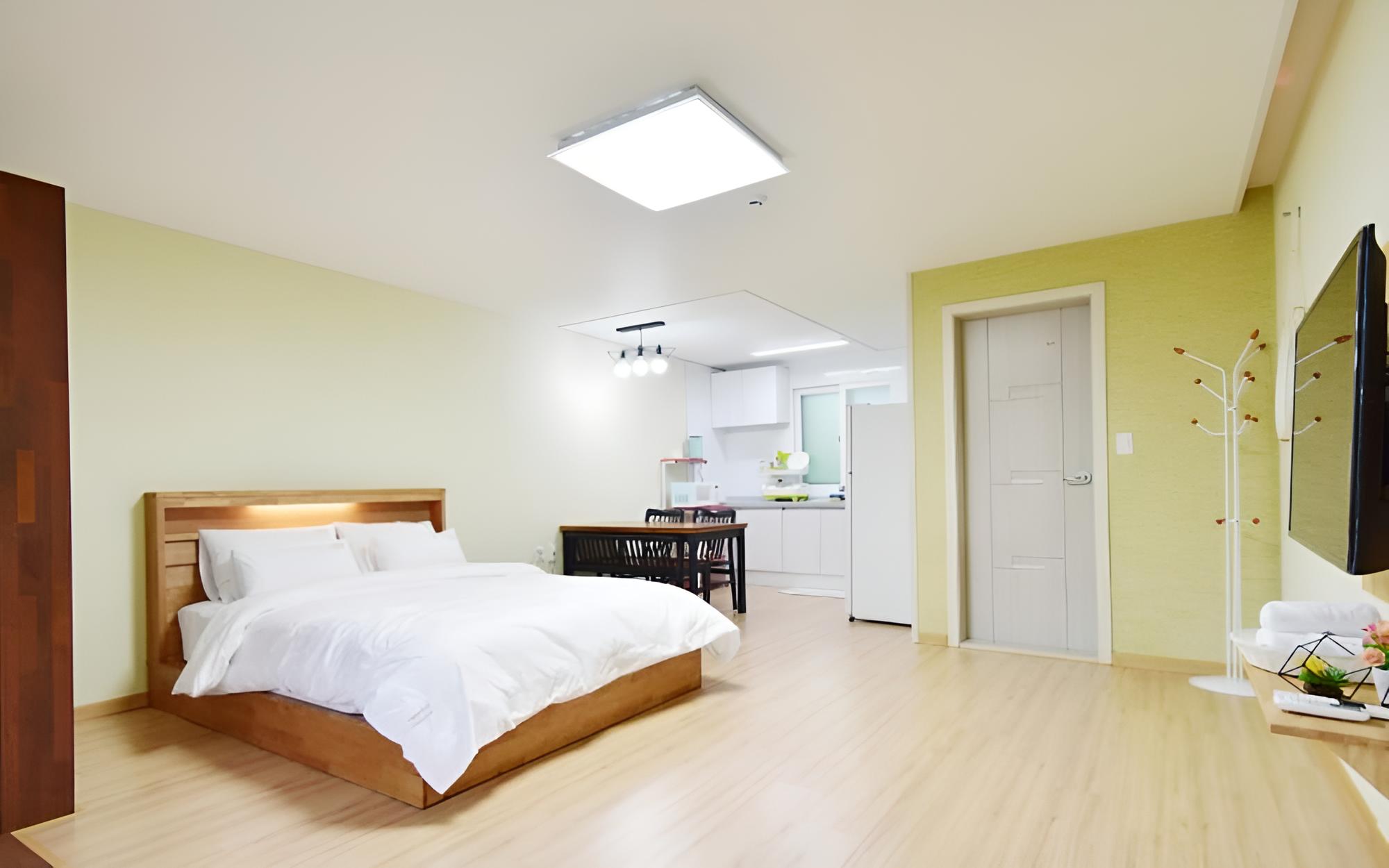 Room (CDong Room102)