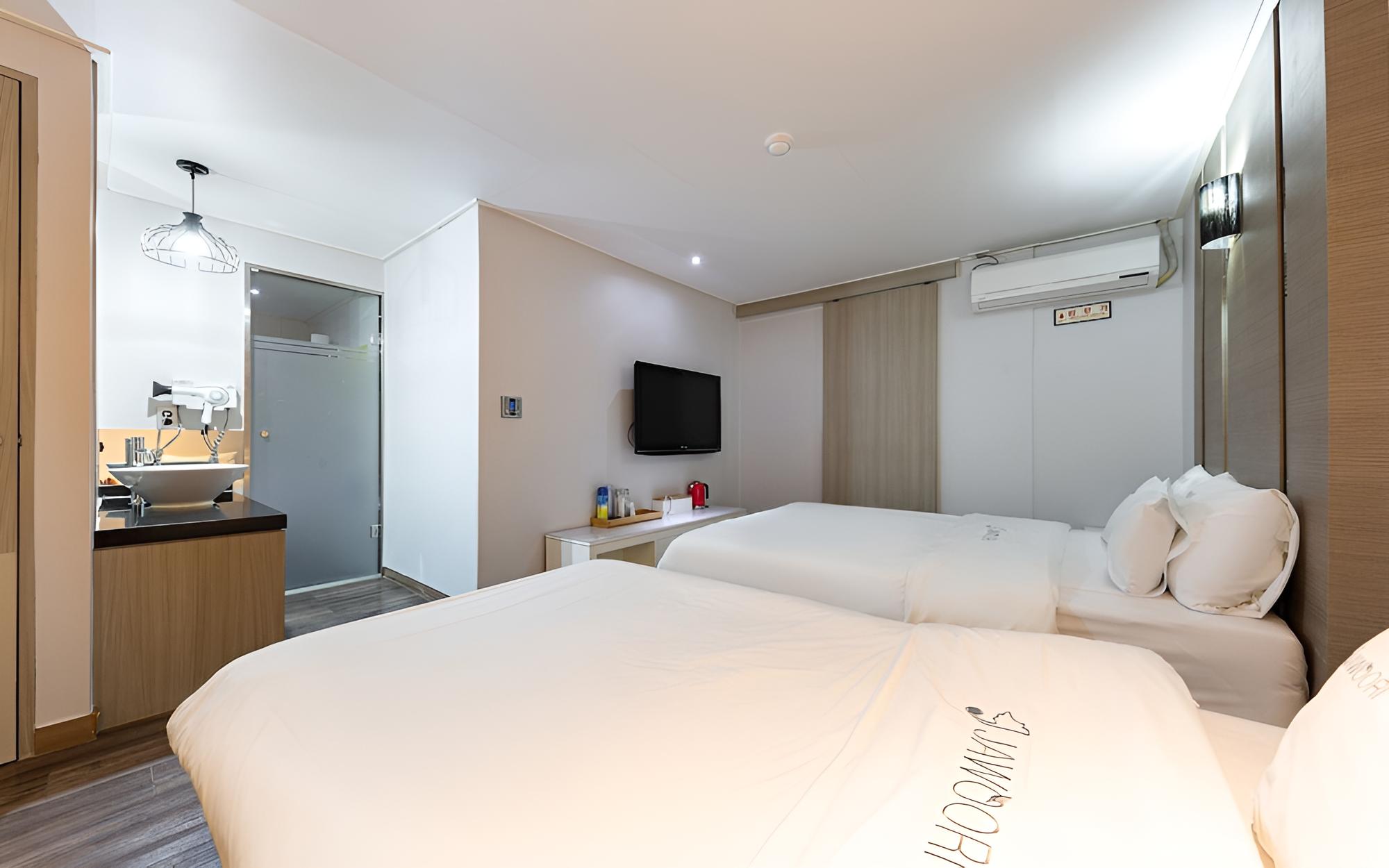Room (Junior Suite (Twin Netflix available))