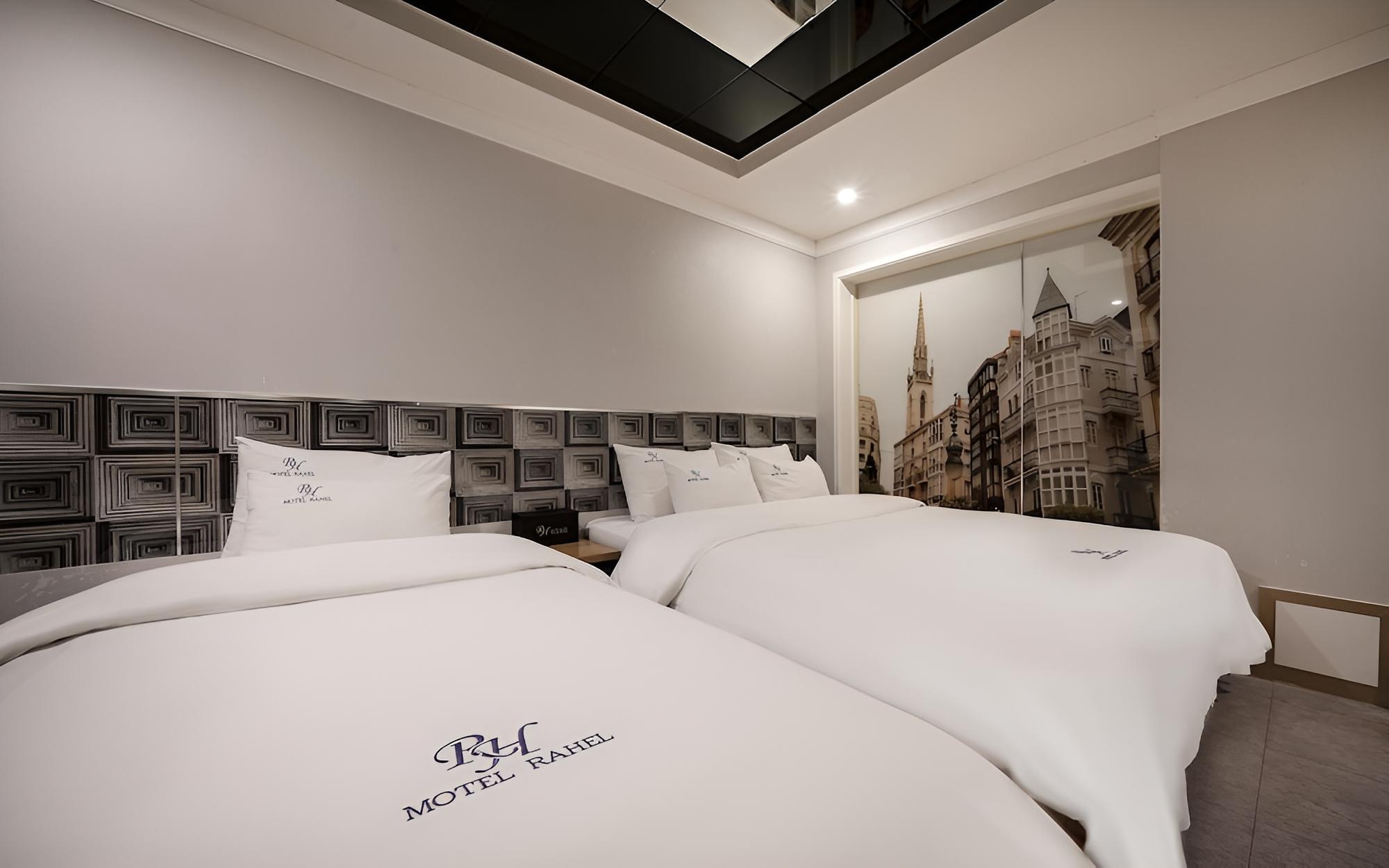 Room (VIP VIP room (family bath) (no smokin)