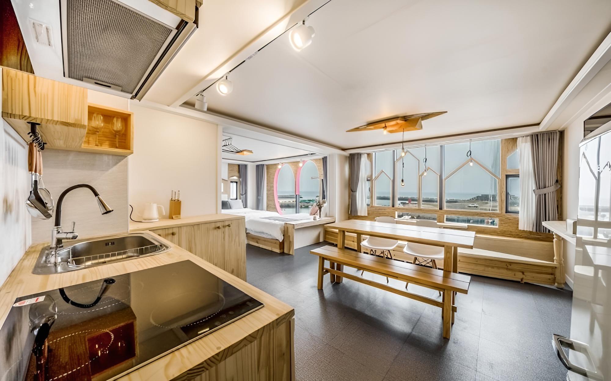 Room (No 301 (ocean view))