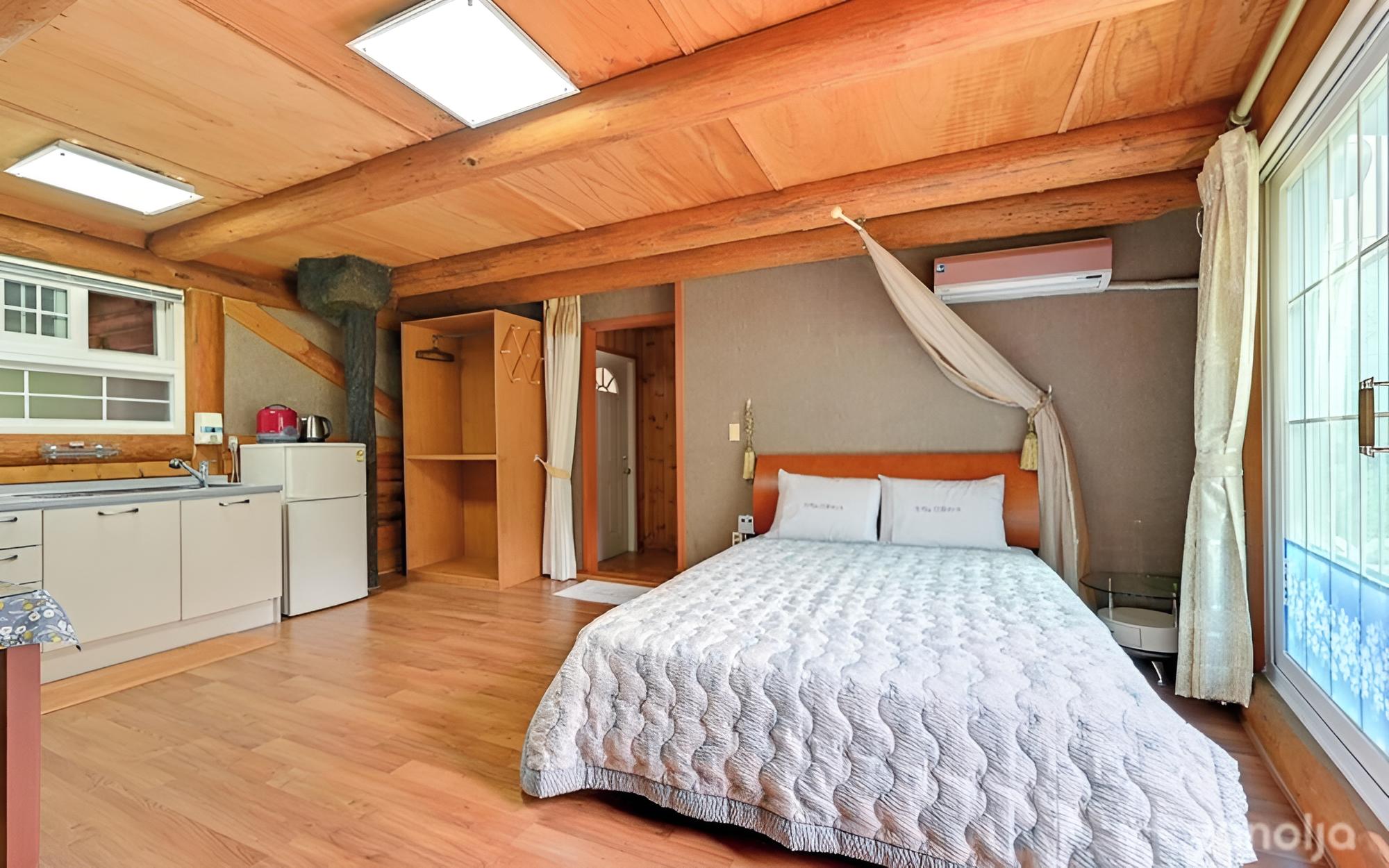 Room (Maple Room)