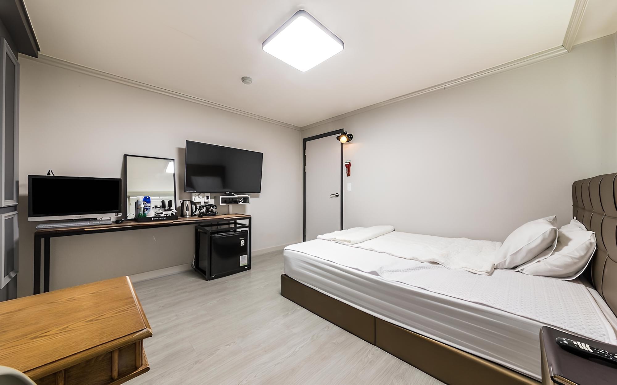 Room (Standard Room) - Photo 19