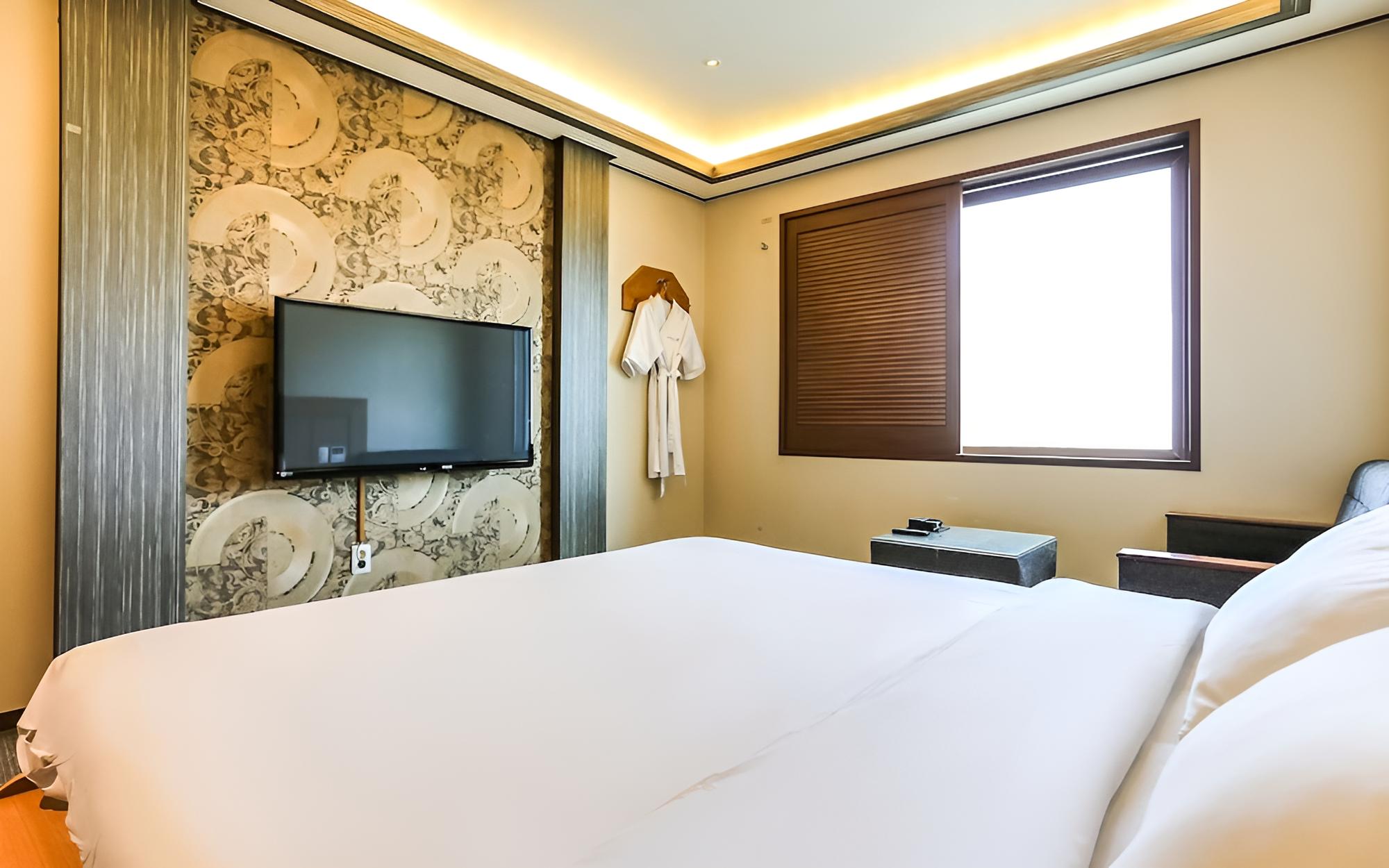 Room (DOUBLE (Bathtub Availability Random A) - Photo 9