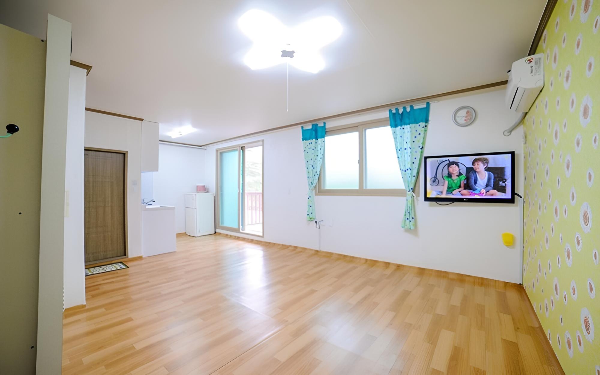 Room (Room 201)