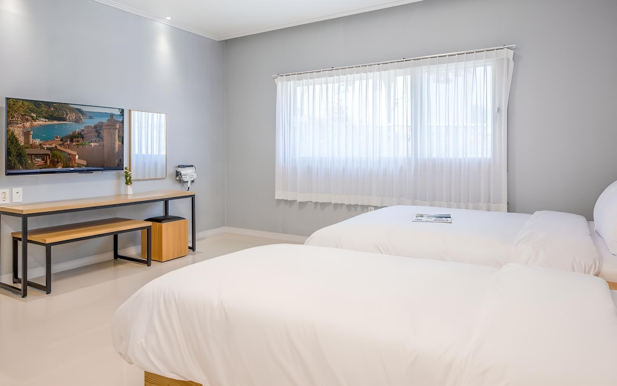 Room (Room 105 (Twin))