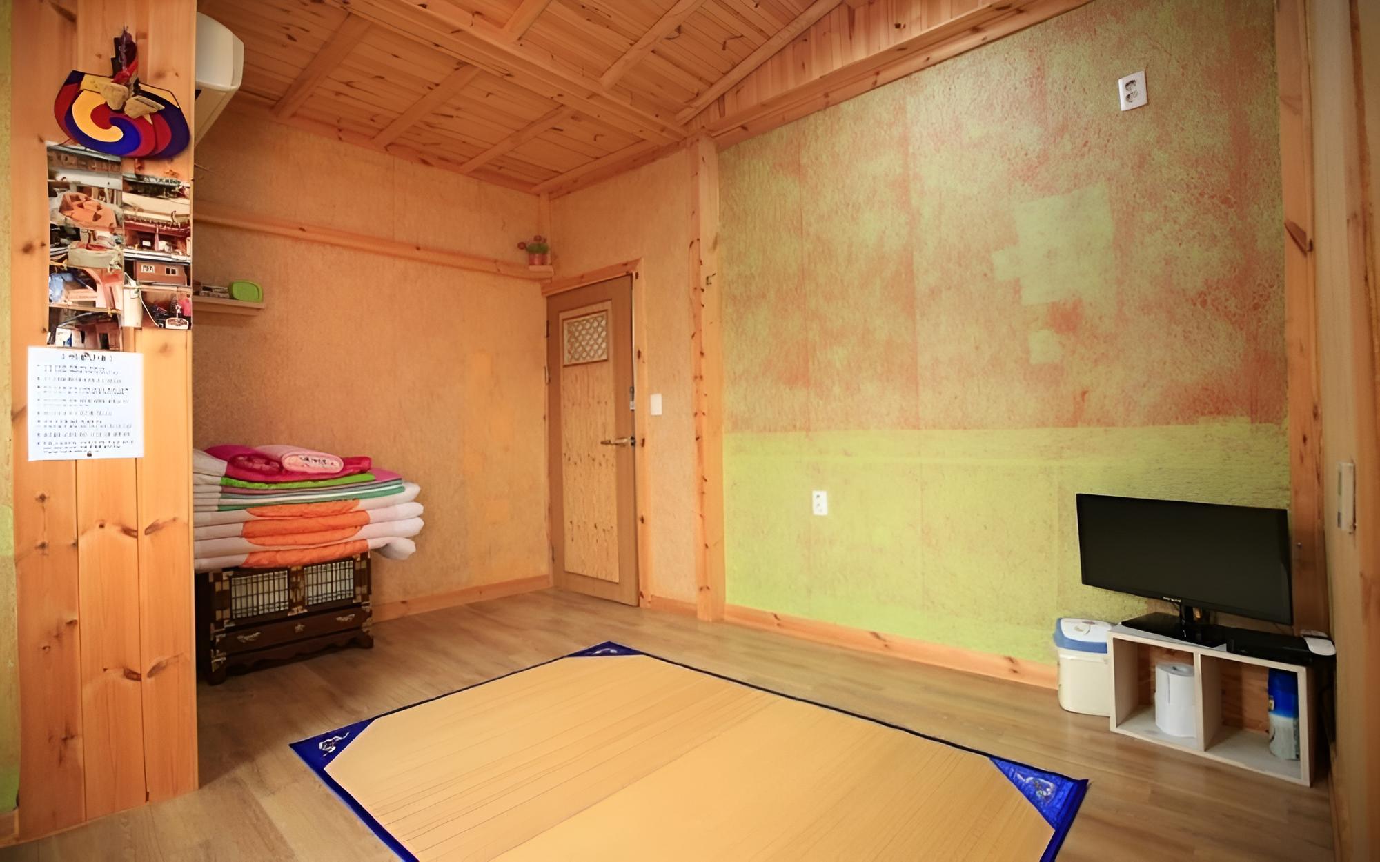 Room (Chrysanthemum)