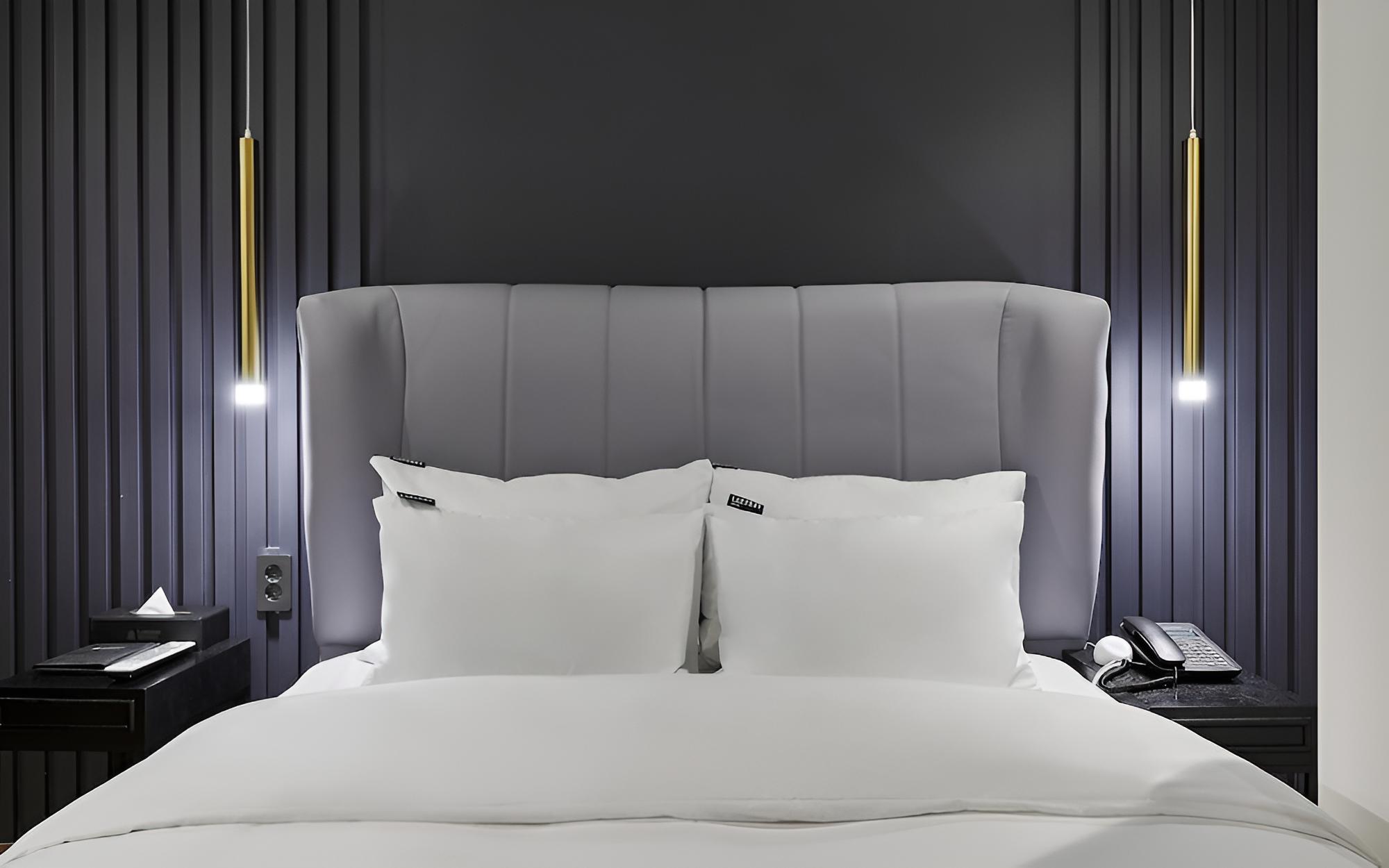 Room (Suite (simmons/65-inch TV/styler equi) - Photo 2