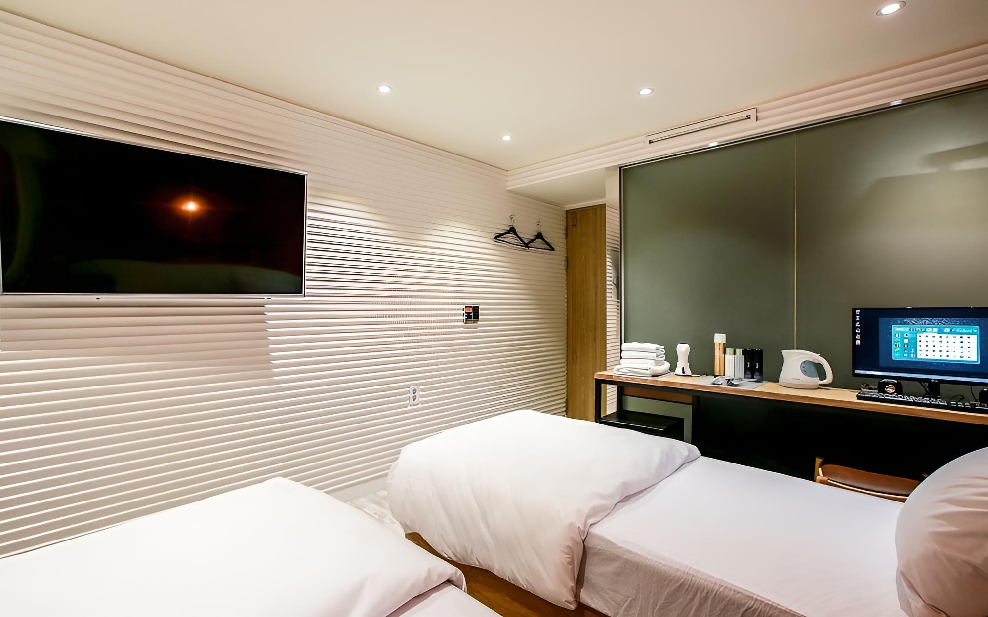 Room (Twin)