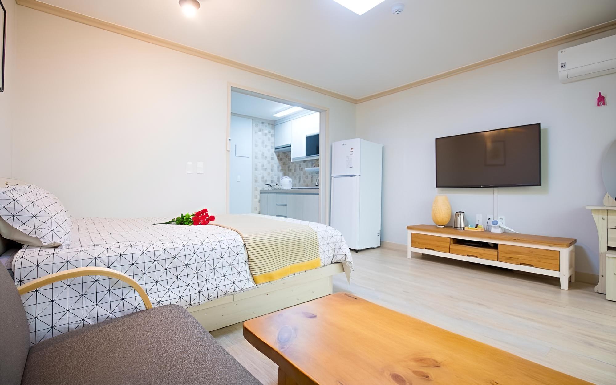Room (No 202 (2F)) photo 3