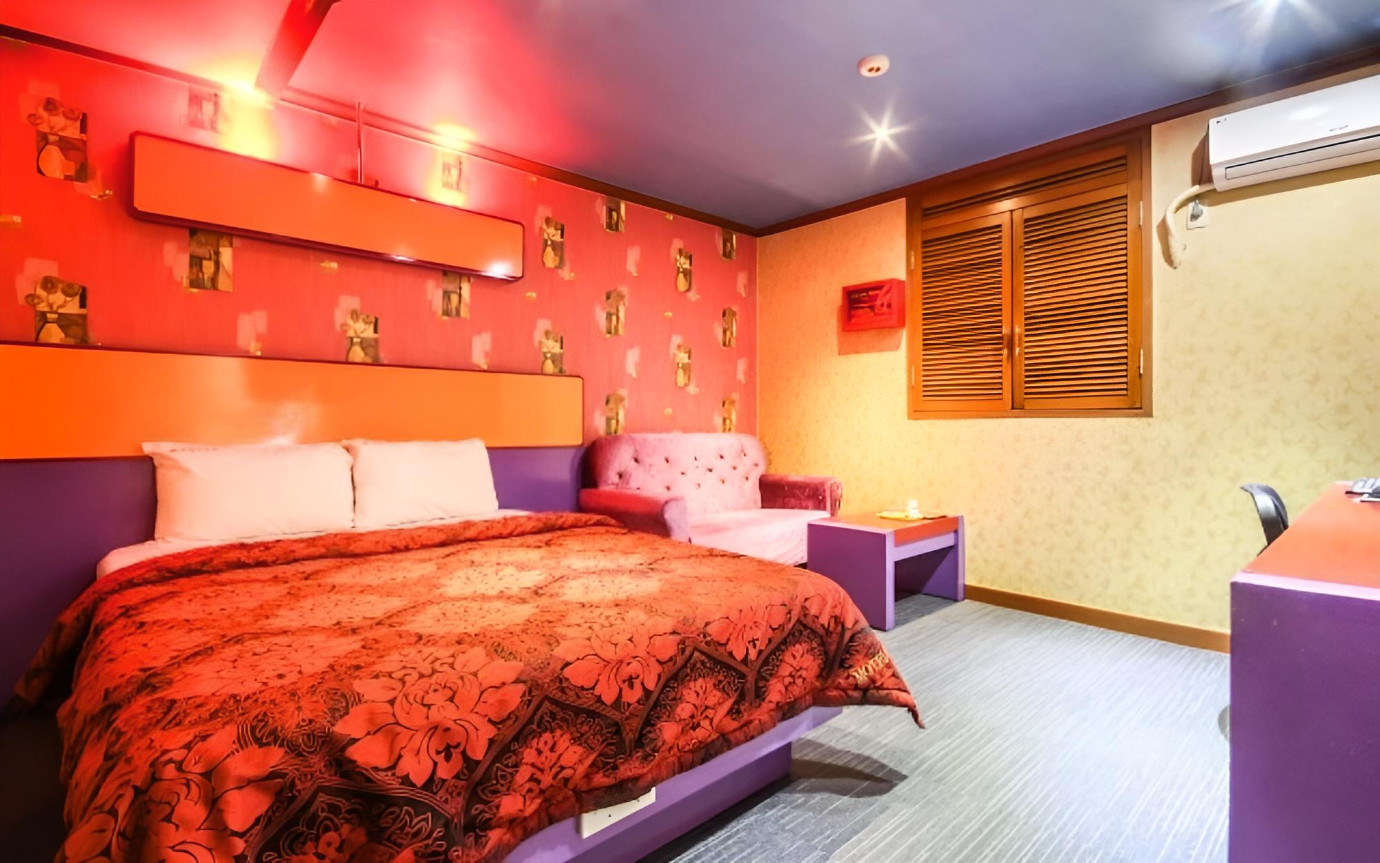 Room (Standard room (Netflix viewing availa)