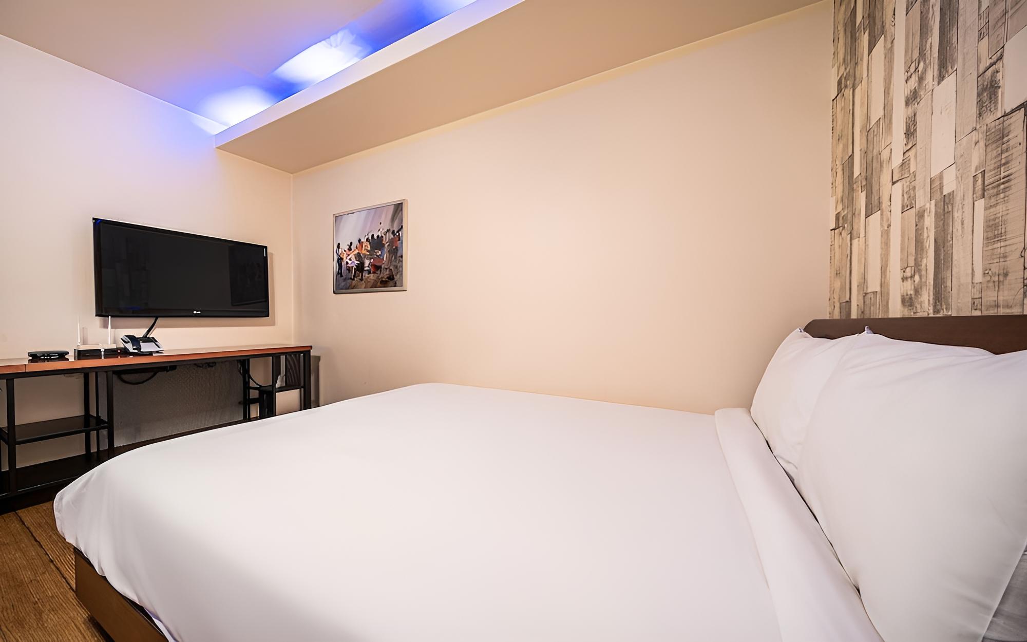 Room (Deluxe (You can watch NETFLIX (You ca) - Photo 7