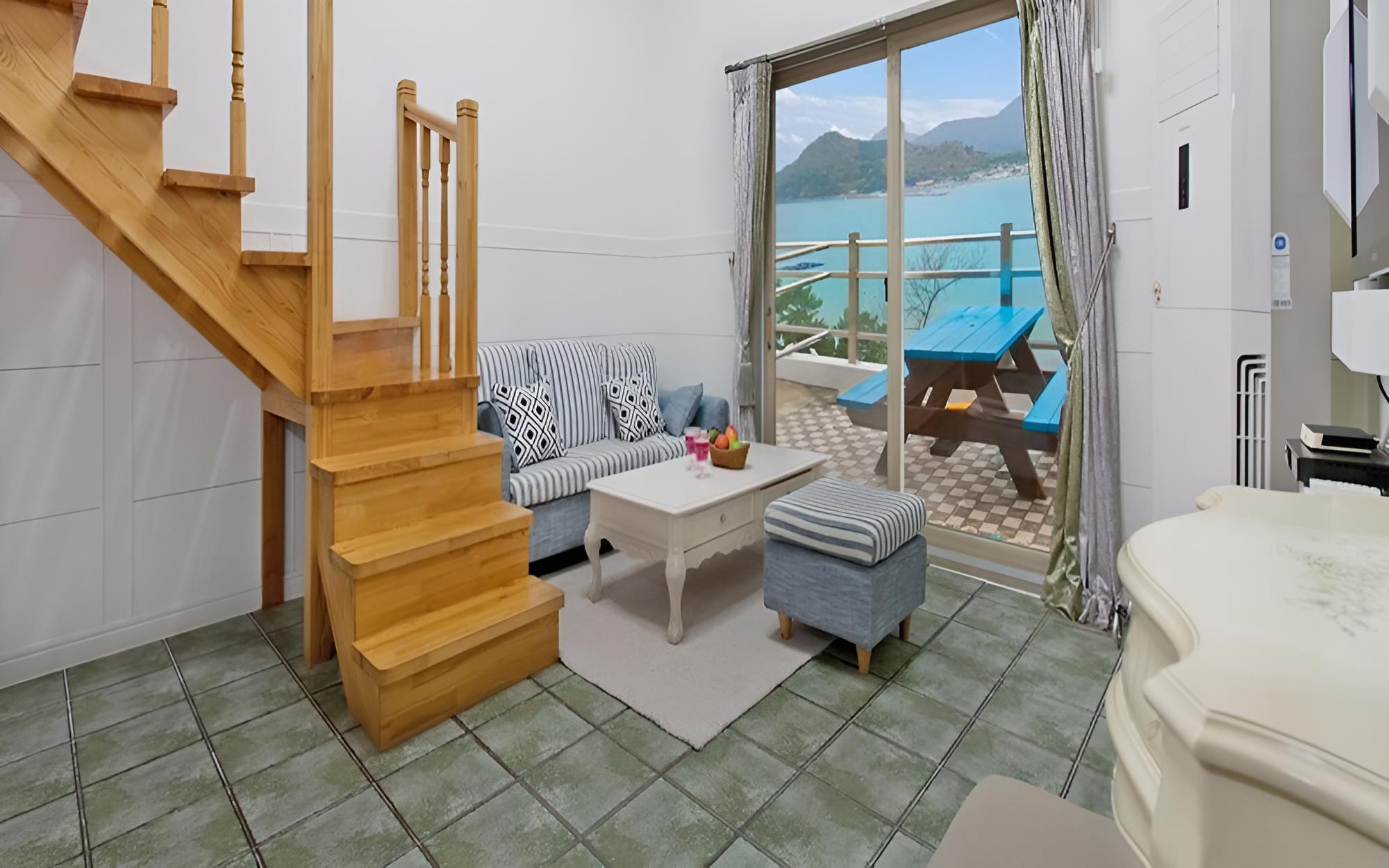 Room (Luxury No 302 )