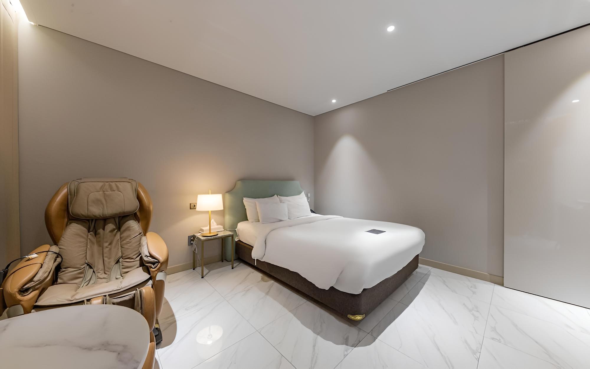 Room (Suite (Styler Massage Chair Netflix a) photo 3