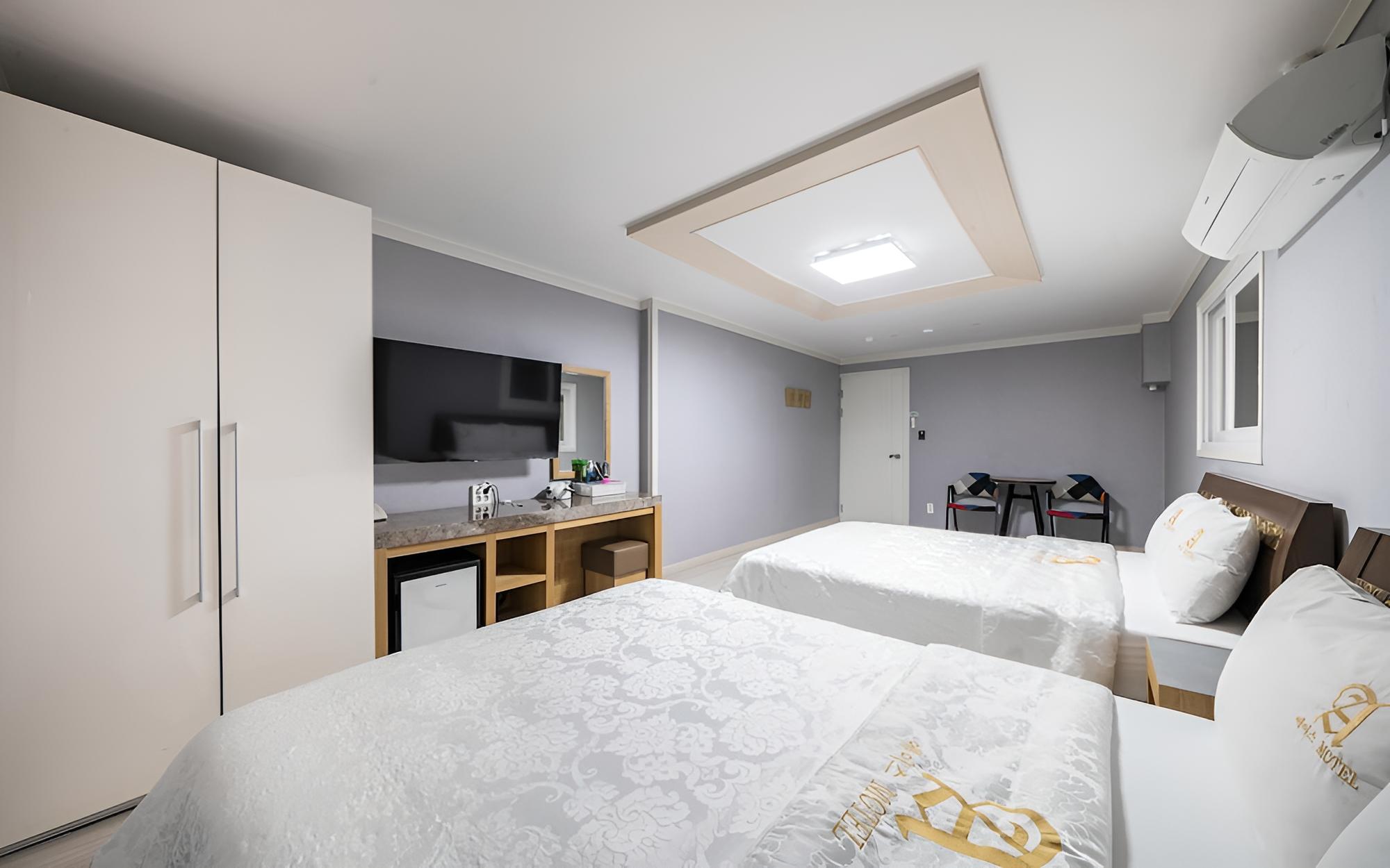 Room (Twin)