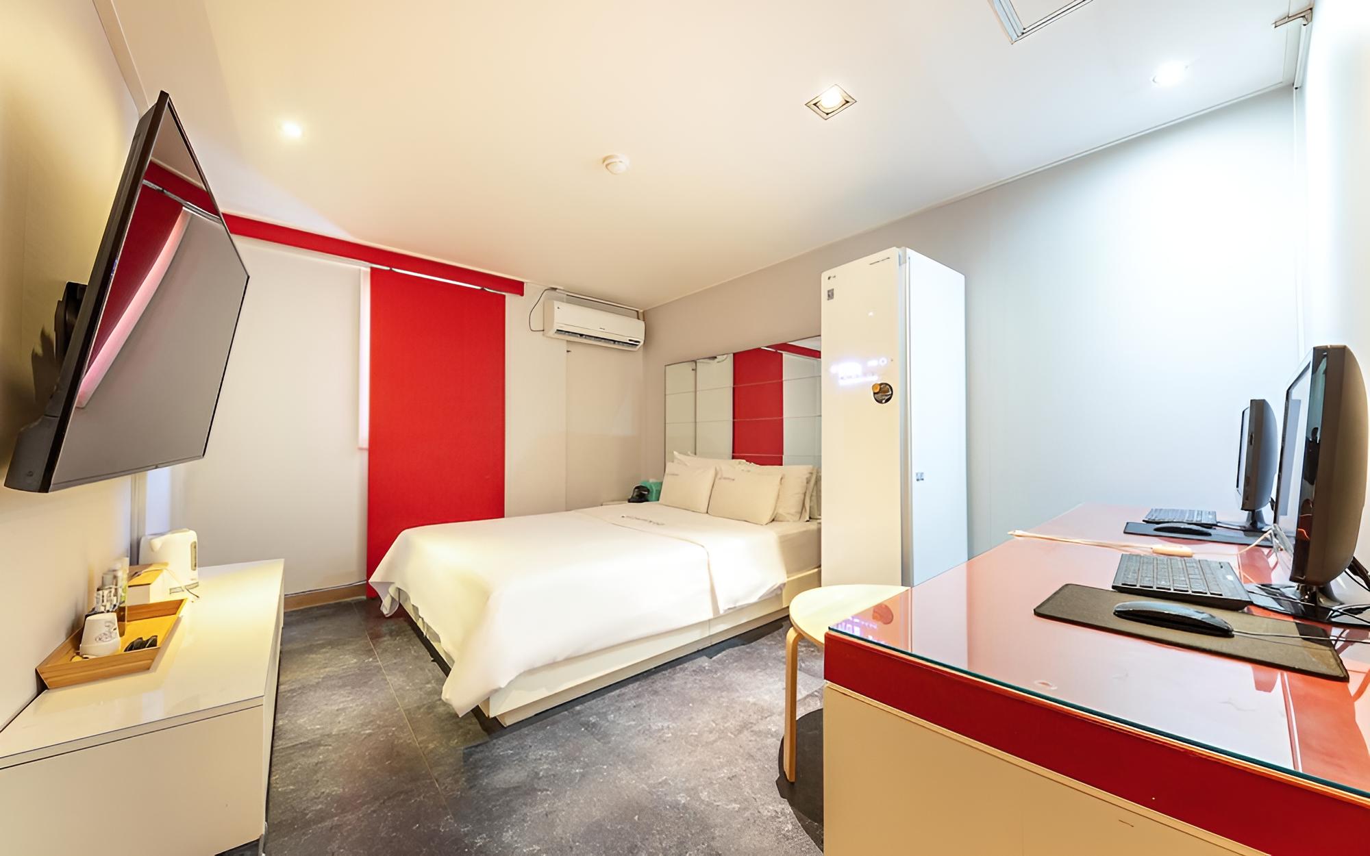 Room (Junior Suite (one bed styler Netflix )