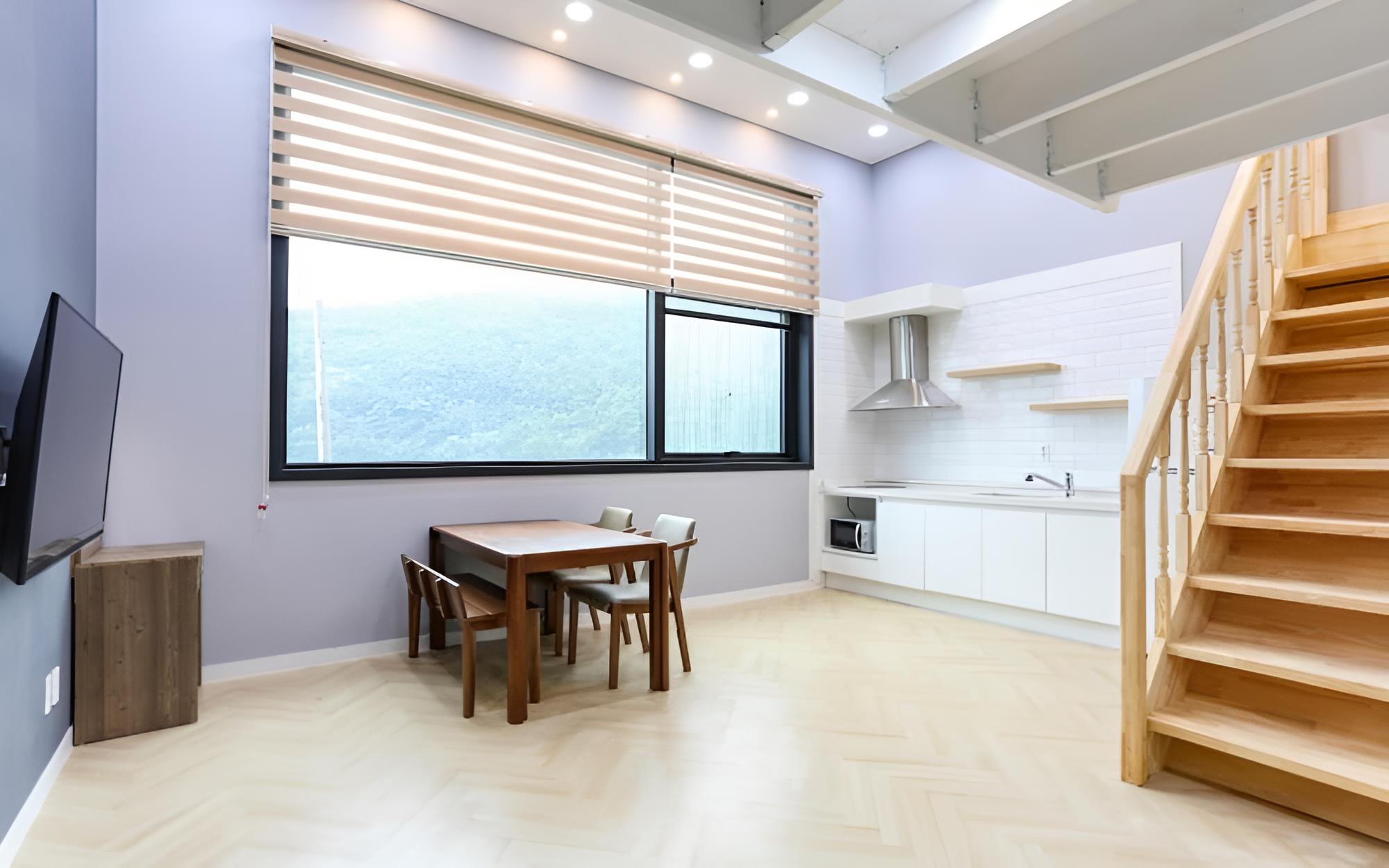 Room (302 (mountain view))