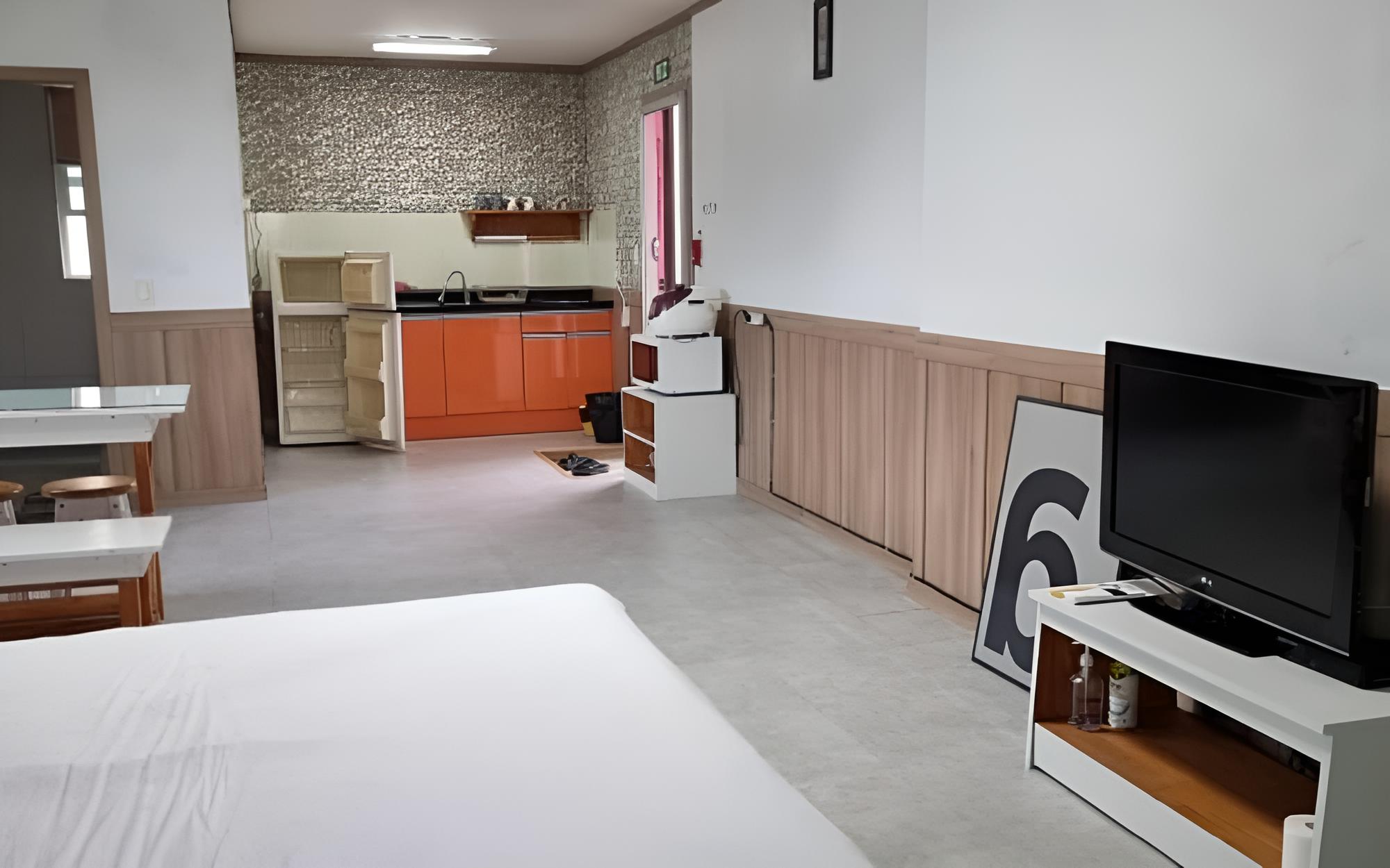 Room (Olive 2)